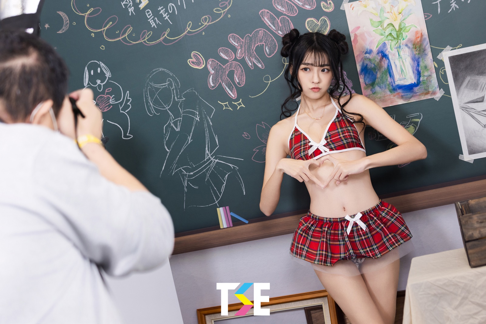 苗條美少女「妍妍」當你的戀愛學伴！在教室裡大膽露蜜桃加油打氣