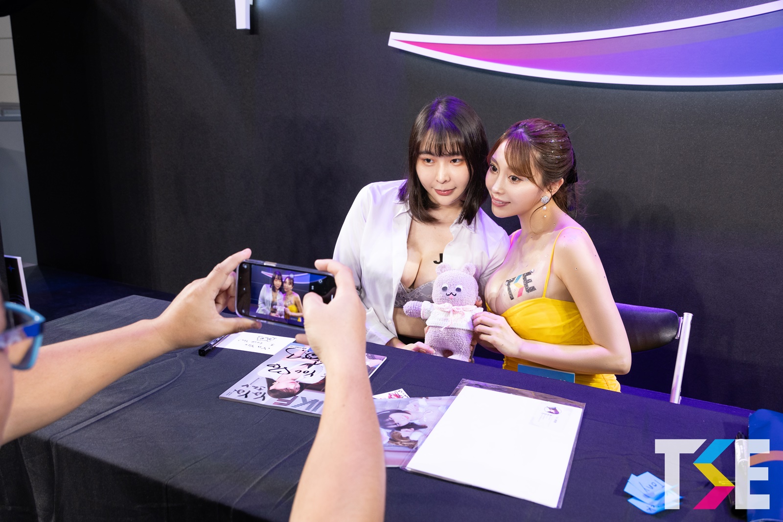 最情色寫真女星《森咲智美》TSE學服祭攻台見JKF VIP情人們