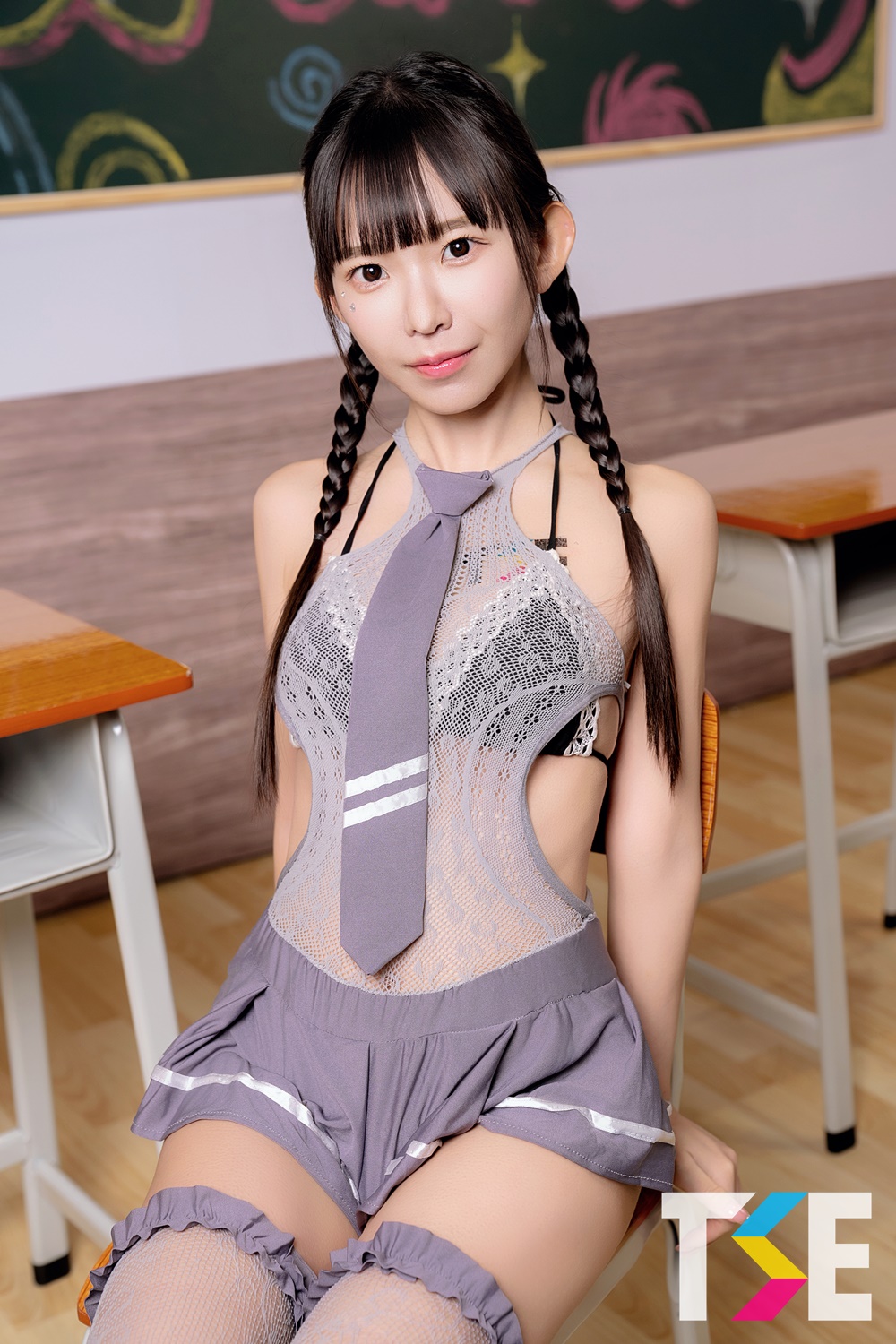 偶像級學妹「長澤茉莉奈」實現粉絲夢，「挖洞水蛇腰」性感出擊！