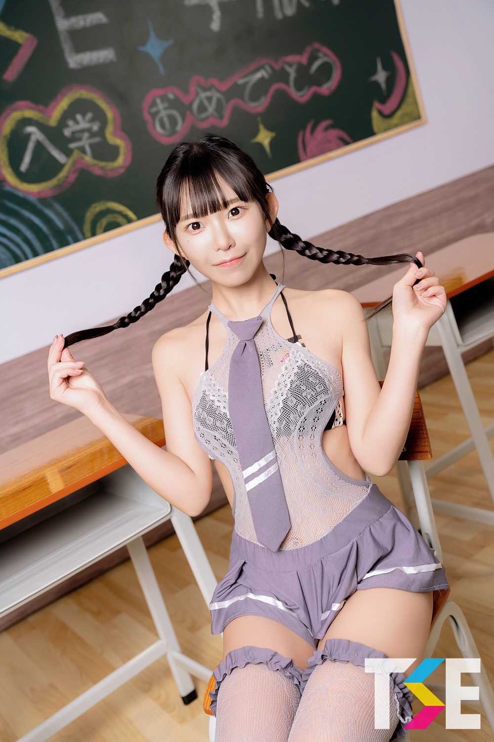 偶像級學妹「長澤茉莉奈」實現粉絲夢，「挖洞水蛇腰」性感出擊！