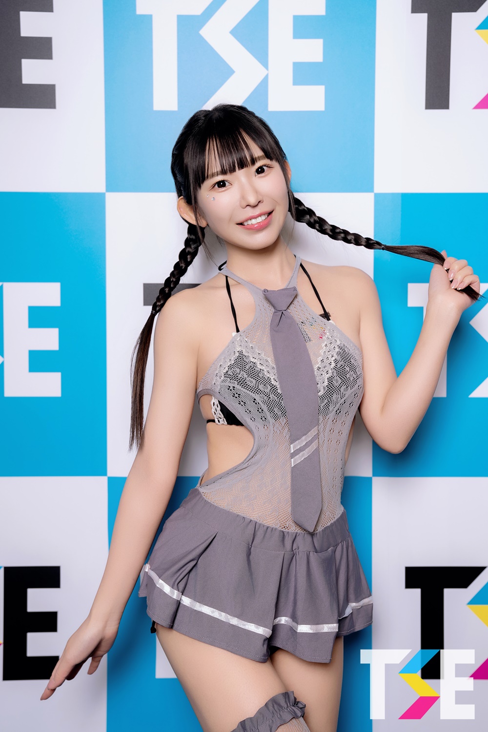 偶像級學妹「長澤茉莉奈」實現粉絲夢，「挖洞水蛇腰」性感出擊！