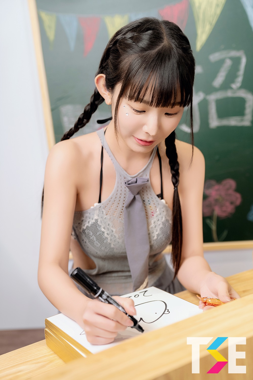 偶像級學妹「長澤茉莉奈」實現粉絲夢，「挖洞水蛇腰」性感出擊！
