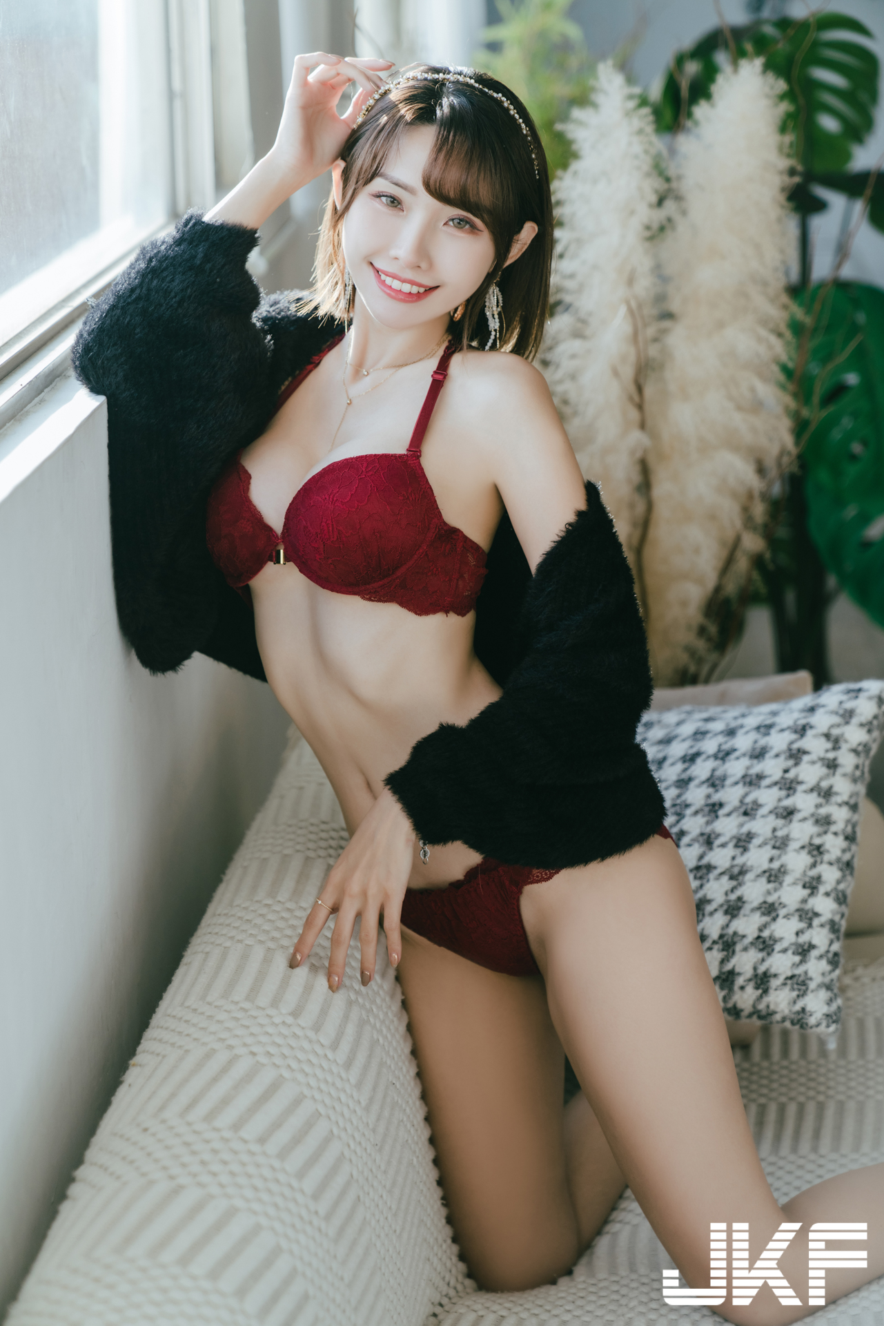 巨乳女友「深田MuMu」放假約小酌！在家越喝越放開，穿爆乳內衣大秀美體