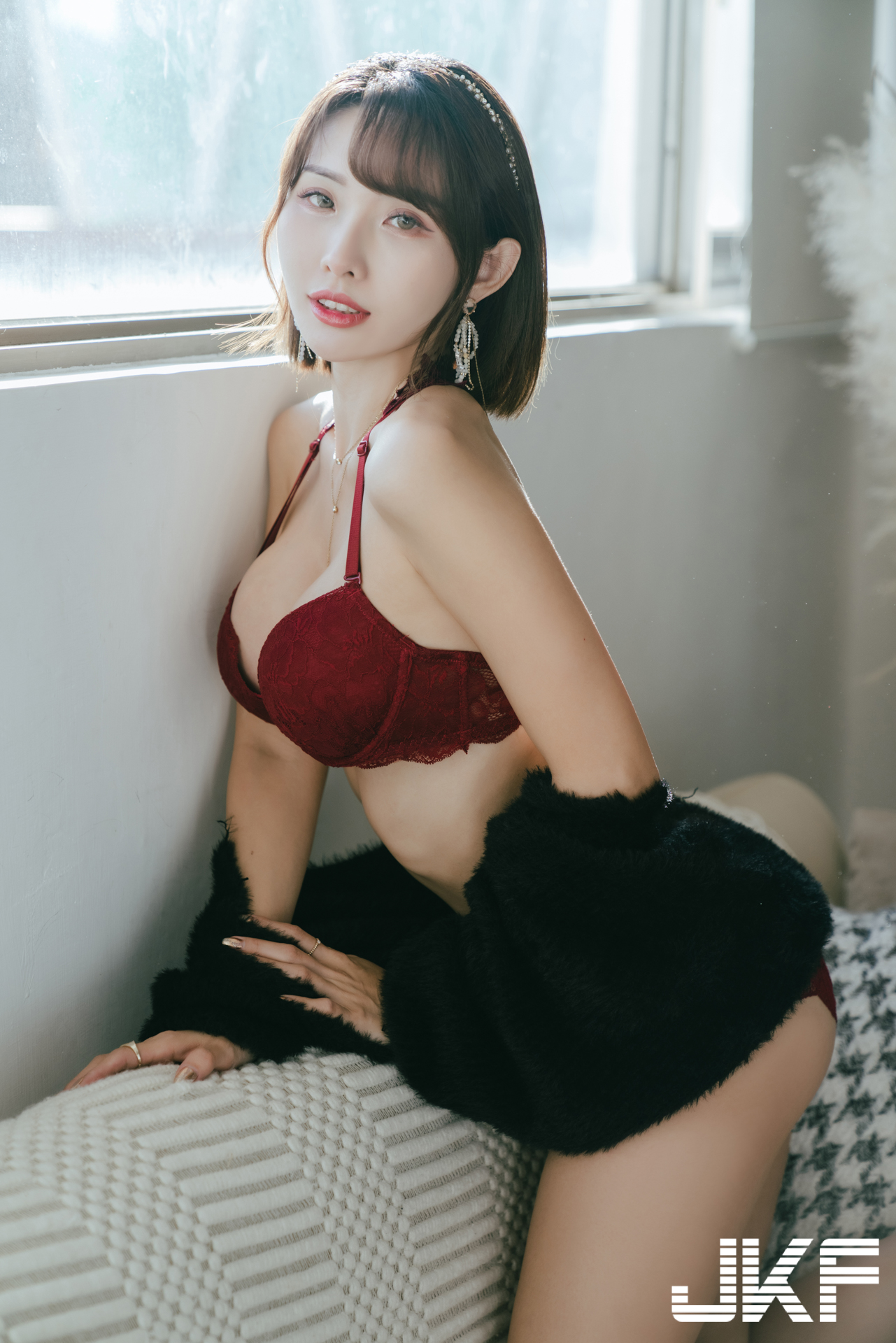 巨乳女友「深田MuMu」放假約小酌！在家越喝越放開，穿爆乳內衣大秀美體