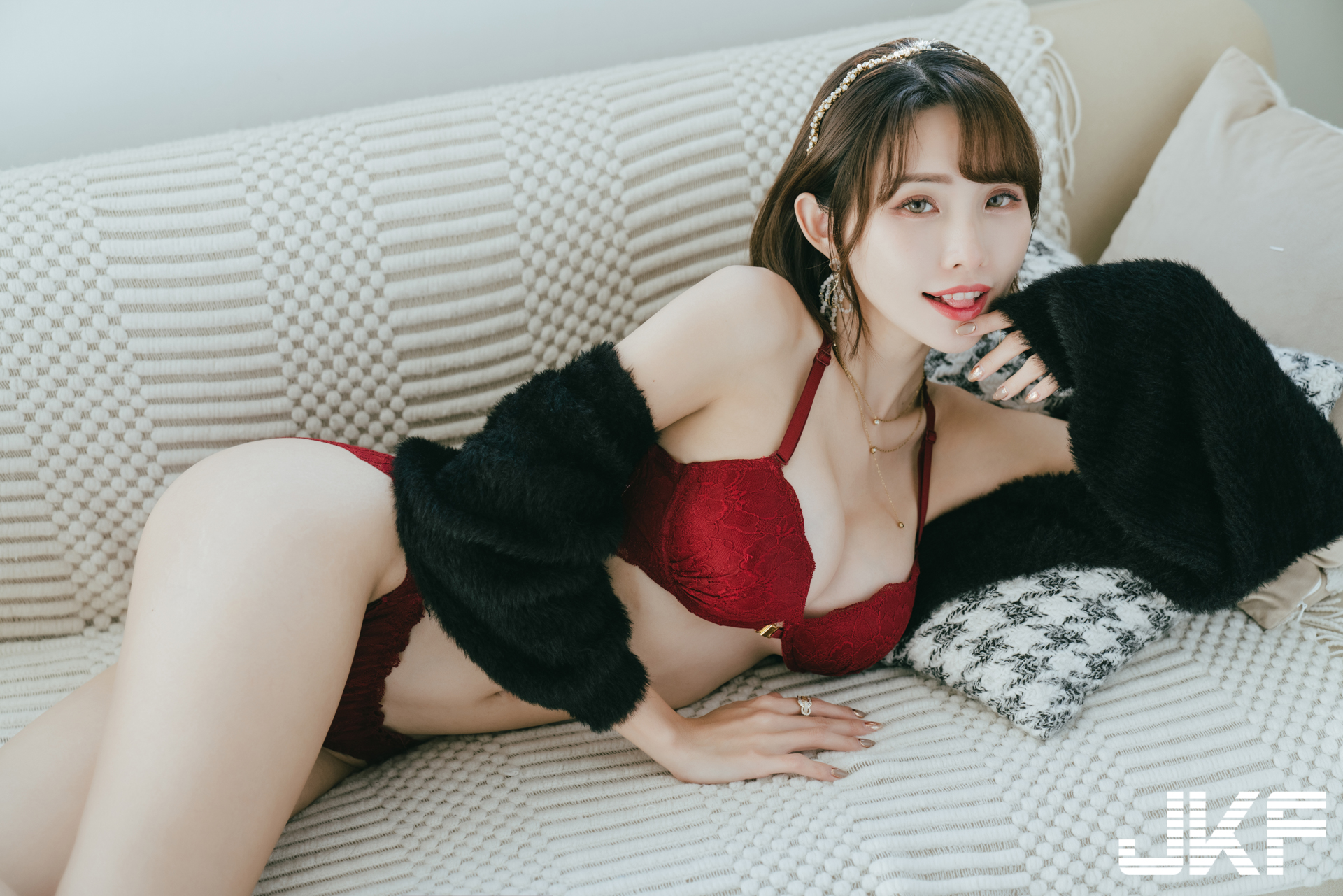 巨乳女友「深田MuMu」放假約小酌！在家越喝越放開，穿爆乳內衣大秀美體