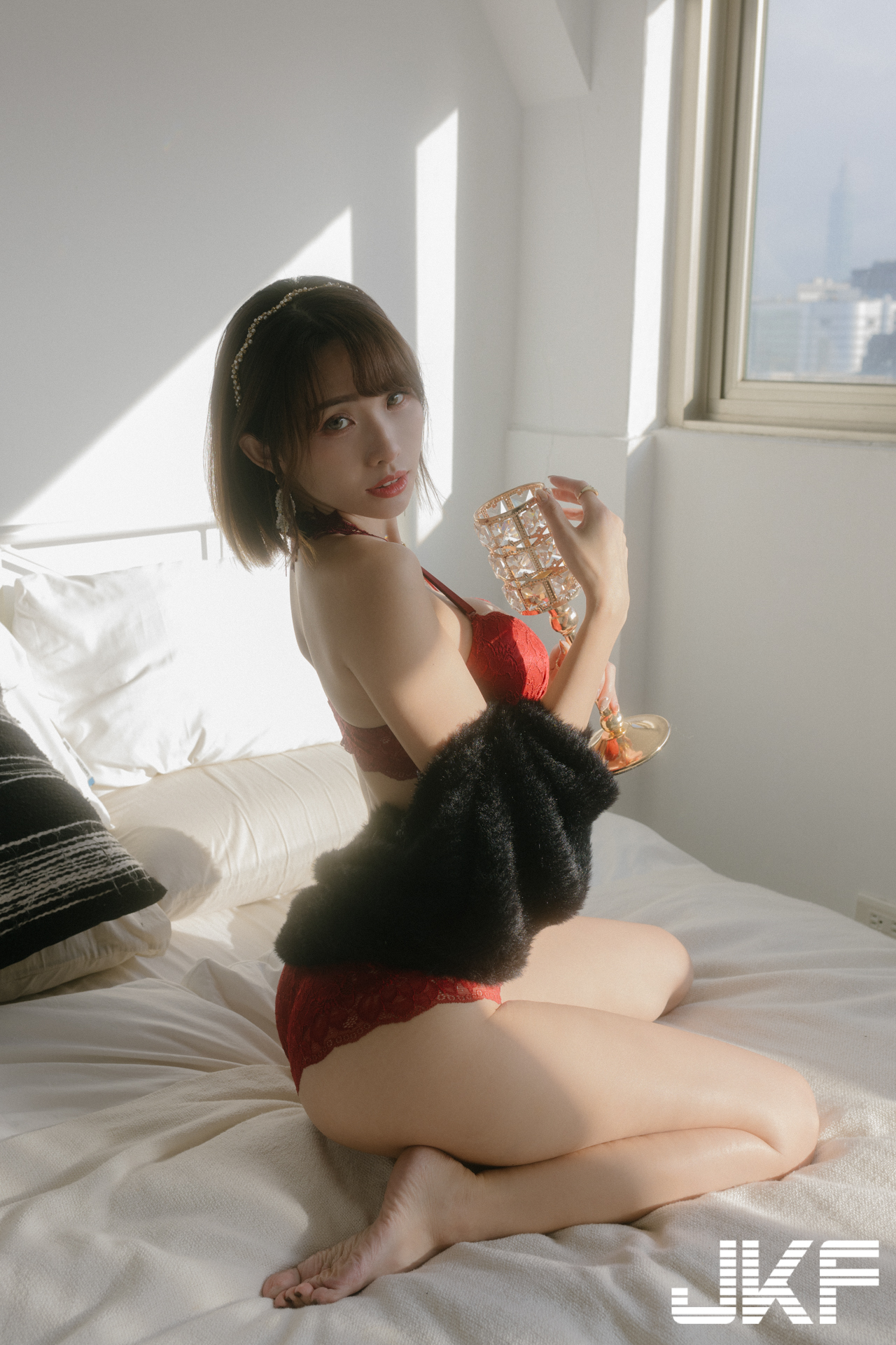 巨乳女友「深田MuMu」放假約小酌！在家越喝越放開，穿爆乳內衣大秀美體