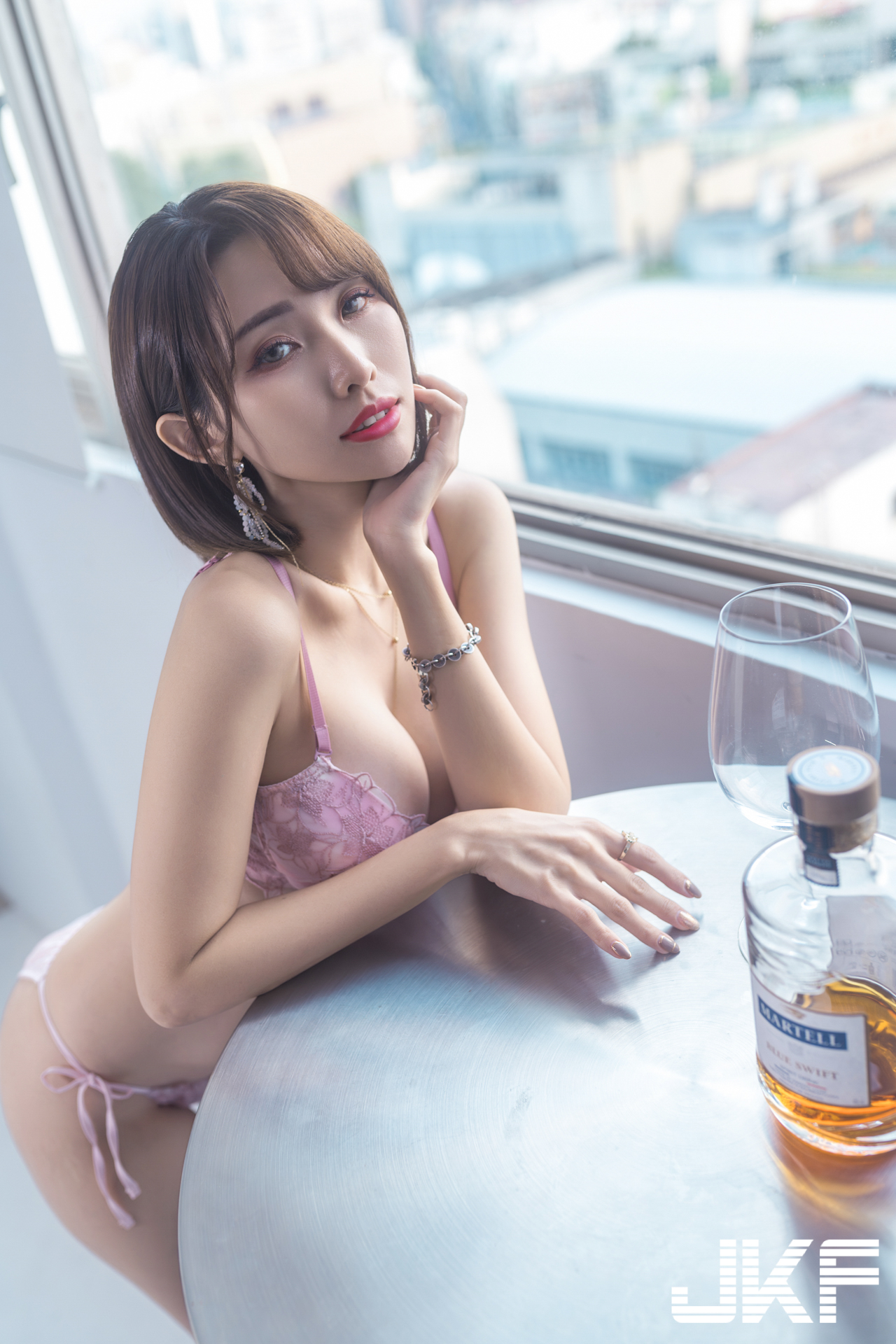 巨乳女友「深田MuMu」放假約小酌！在家越喝越放開，穿爆乳內衣大秀美體