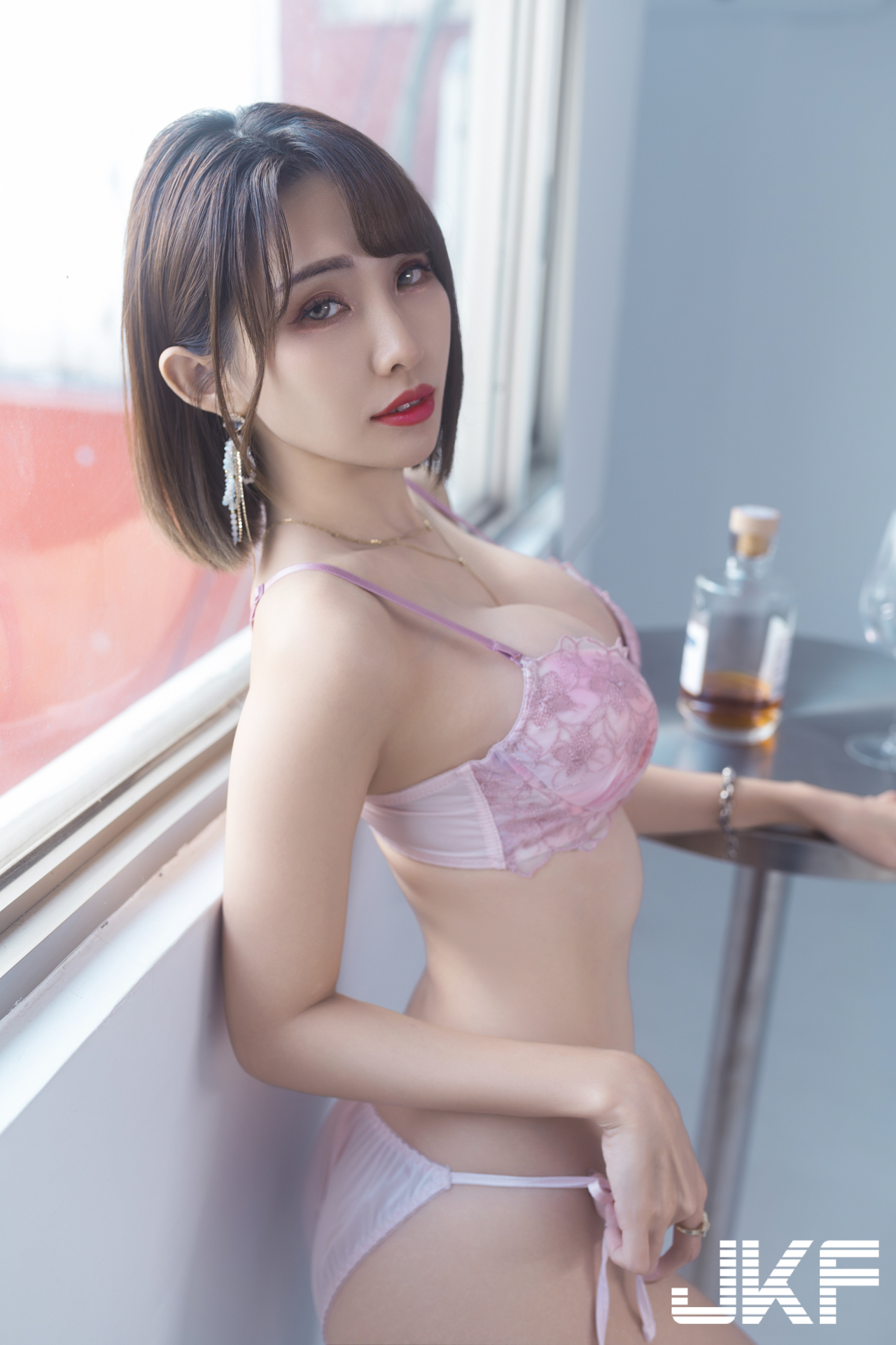 巨乳女友「深田MuMu」放假約小酌！在家越喝越放開，穿爆乳內衣大秀美體