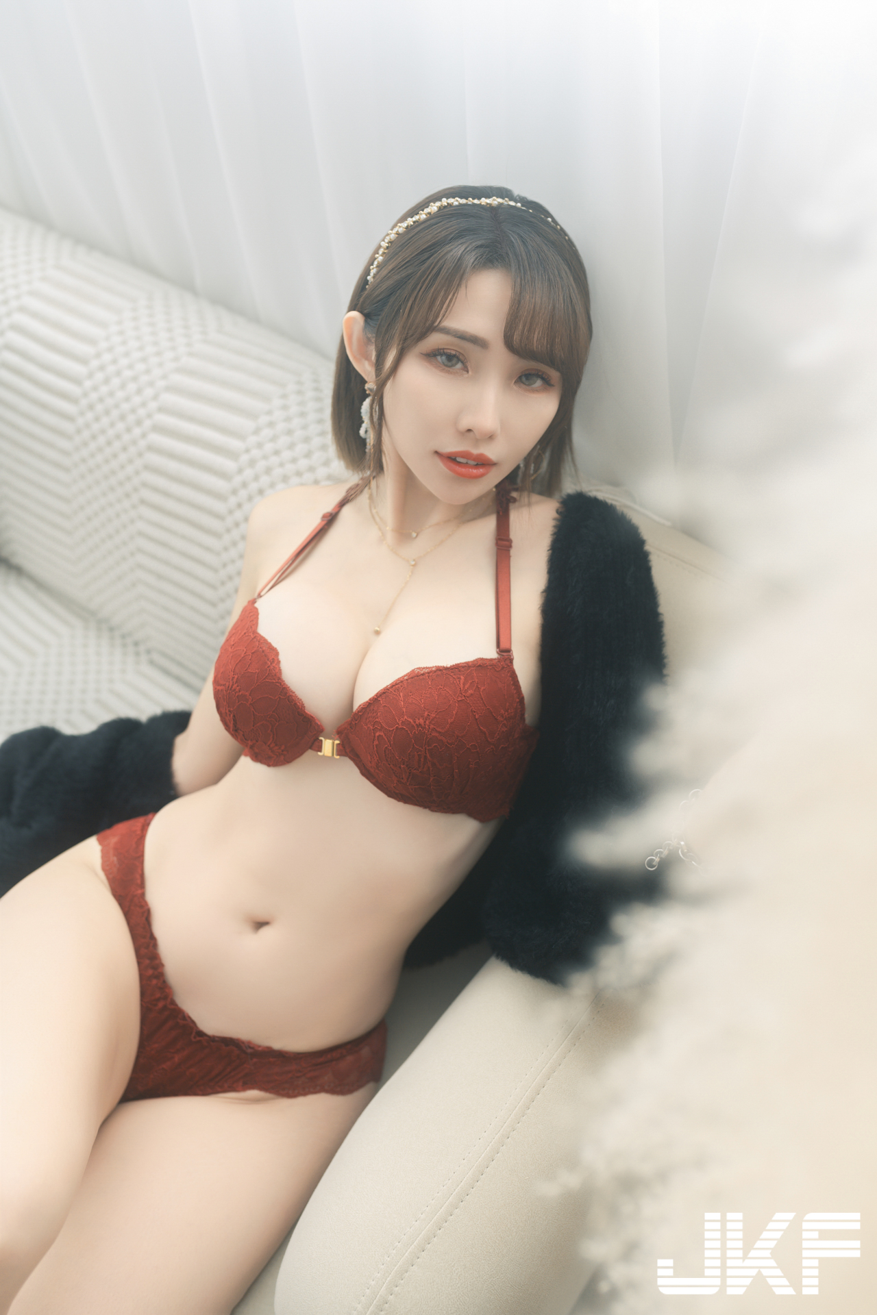 巨乳女友「深田MuMu」放假約小酌！在家越喝越放開，穿爆乳內衣大秀美體