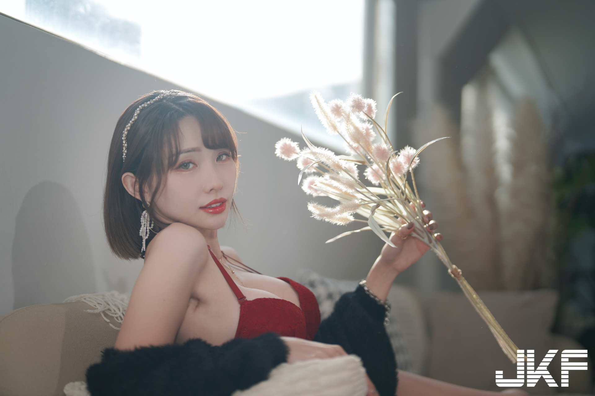 巨乳女友「深田MuMu」放假約小酌！在家越喝越放開，穿爆乳內衣大秀美體