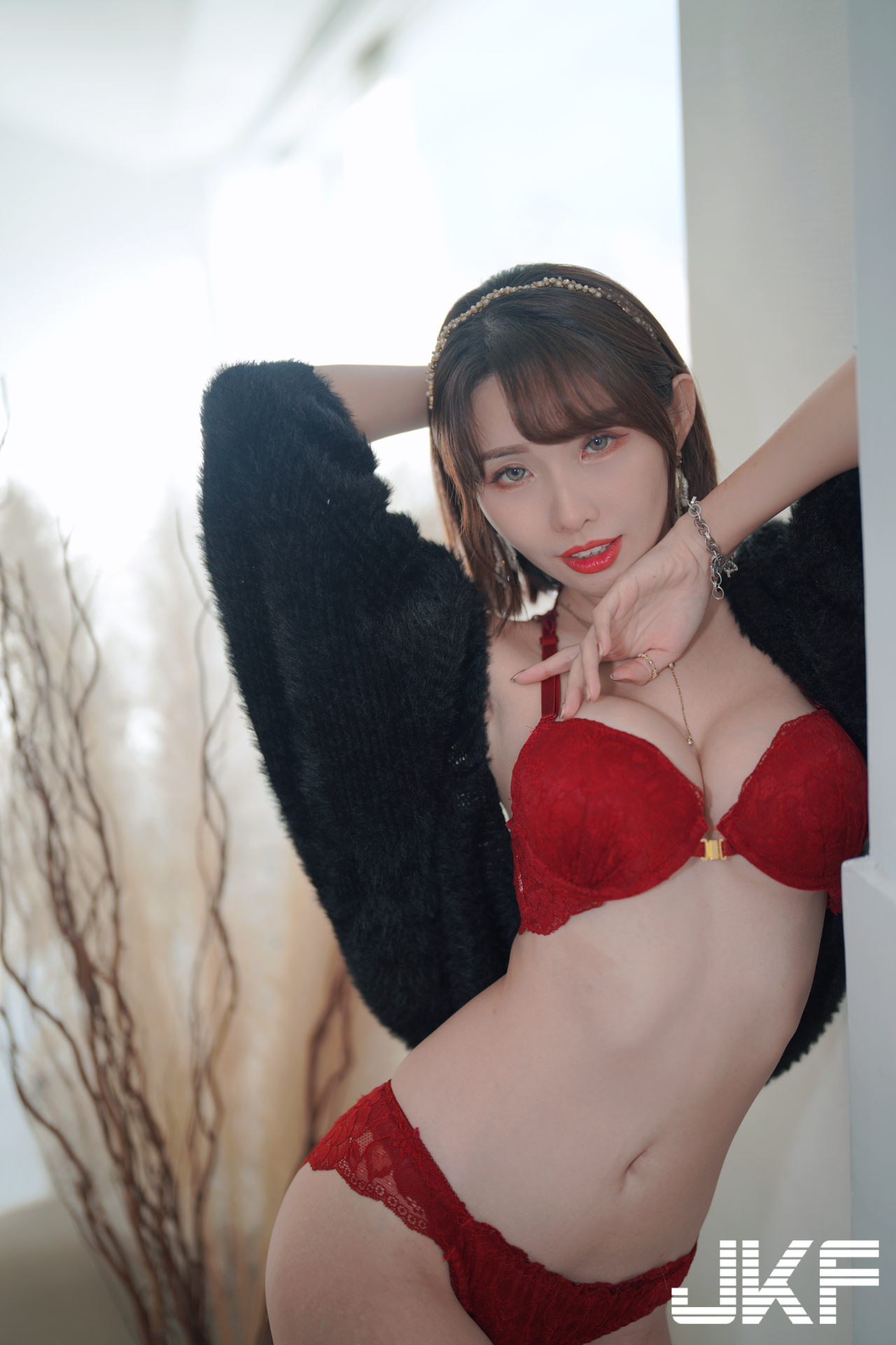 巨乳女友「深田MuMu」放假約小酌！在家越喝越放開，穿爆乳內衣大秀美體