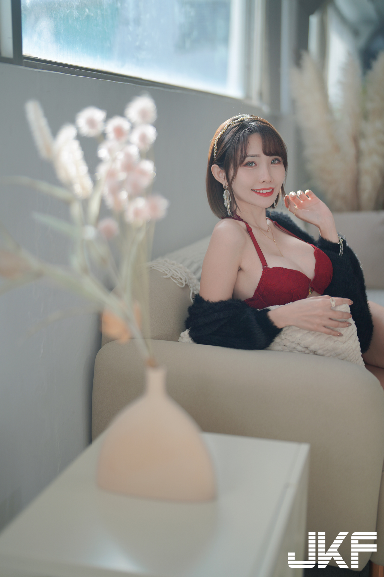 巨乳女友「深田MuMu」放假約小酌！在家越喝越放開，穿爆乳內衣大秀美體
