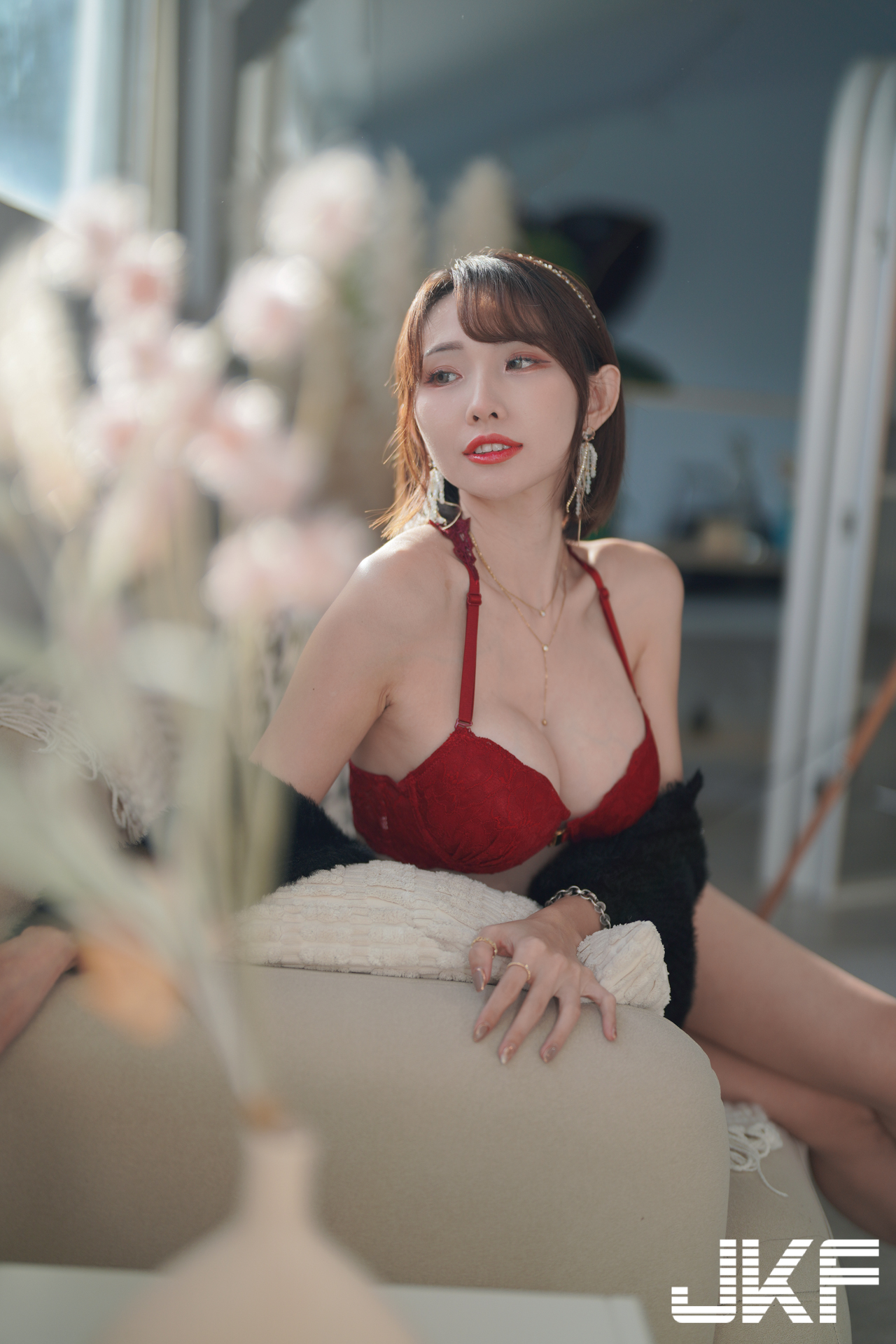 巨乳女友「深田MuMu」放假約小酌！在家越喝越放開，穿爆乳內衣大秀美體