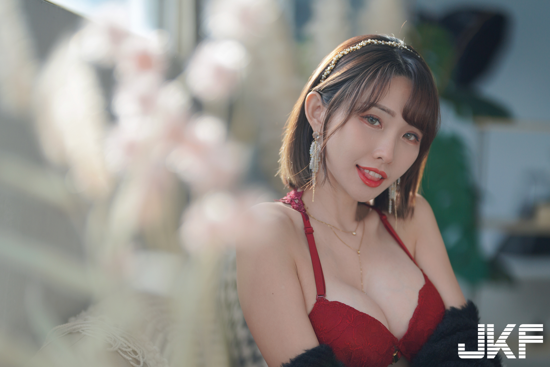巨乳女友「深田MuMu」放假約小酌！在家越喝越放開，穿爆乳內衣大秀美體