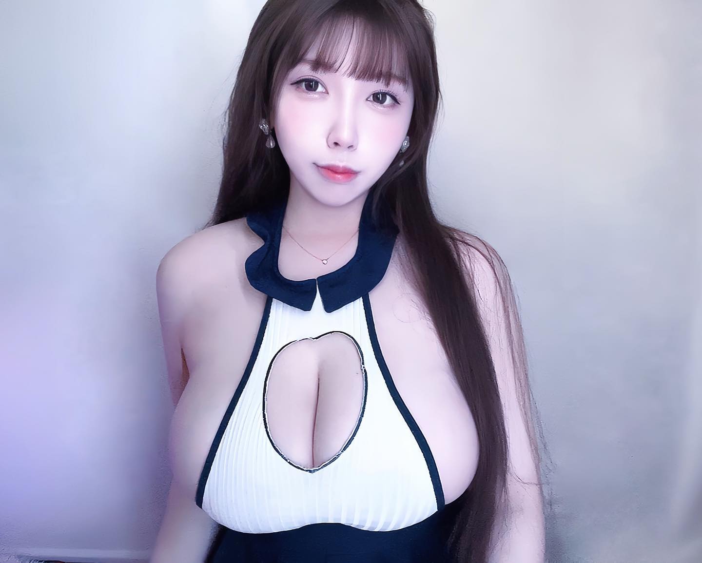 Twitch巨乳遊戲實況主《涵涵》乳量不只滿出來還溢出來！