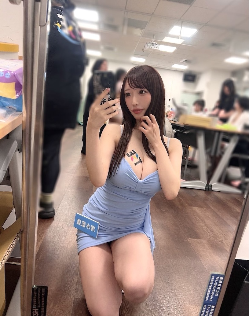 「H奶超兇爆乳正妹」中路大開吃丸子，巨大乳球滿到要溢出&#8230;