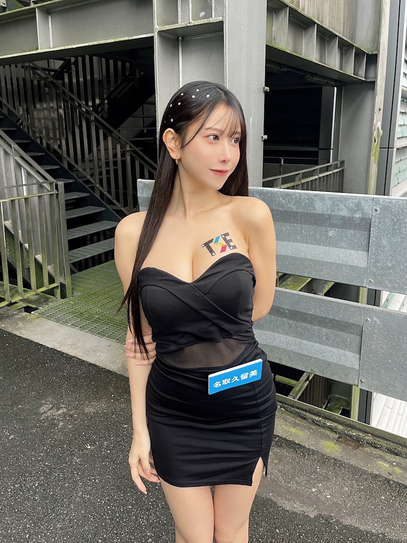 TSE「F奶氣質寫真正妹」上傳蛇年祝福，飽滿有致的胸型超養眼！