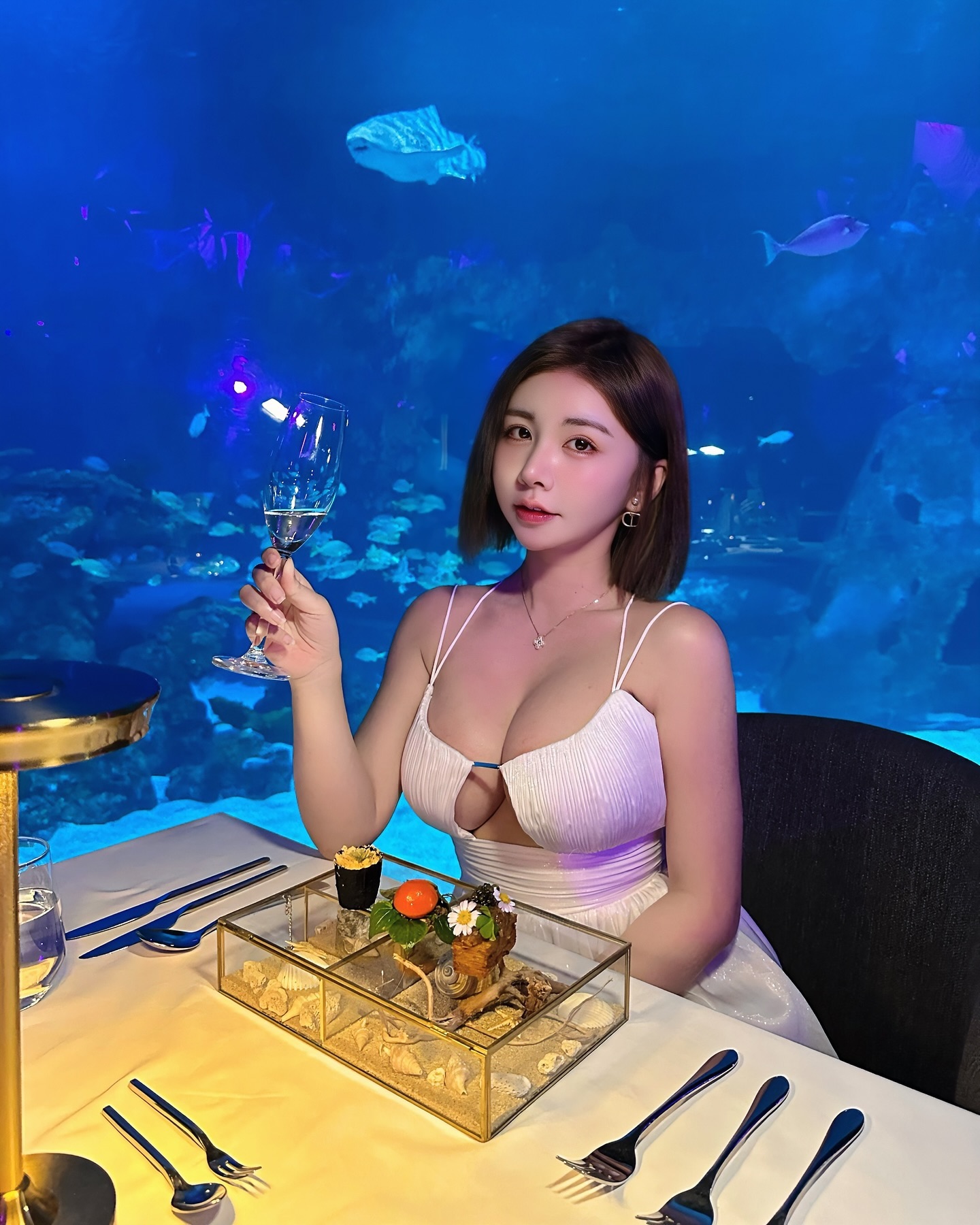 「念念」海底餐廳穿好辣！「渾圓雙球」快溢出，還以為魚都泡在奶裡長大