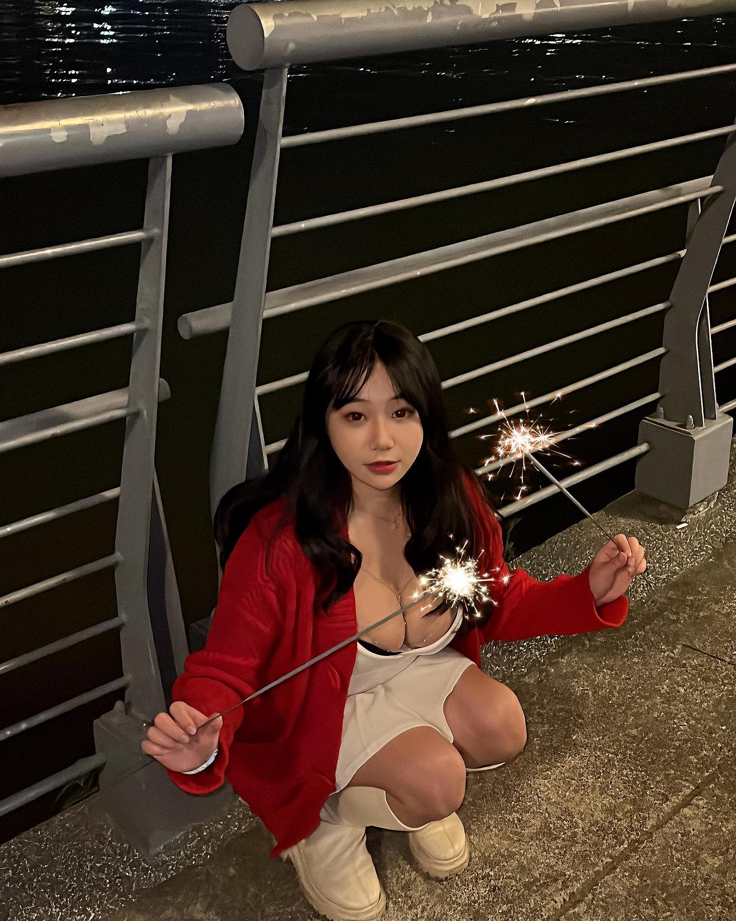 邊刮邊抖！巨乳正妹「小九九」過年第一刮，洋裝包不住F級乳波震盪！