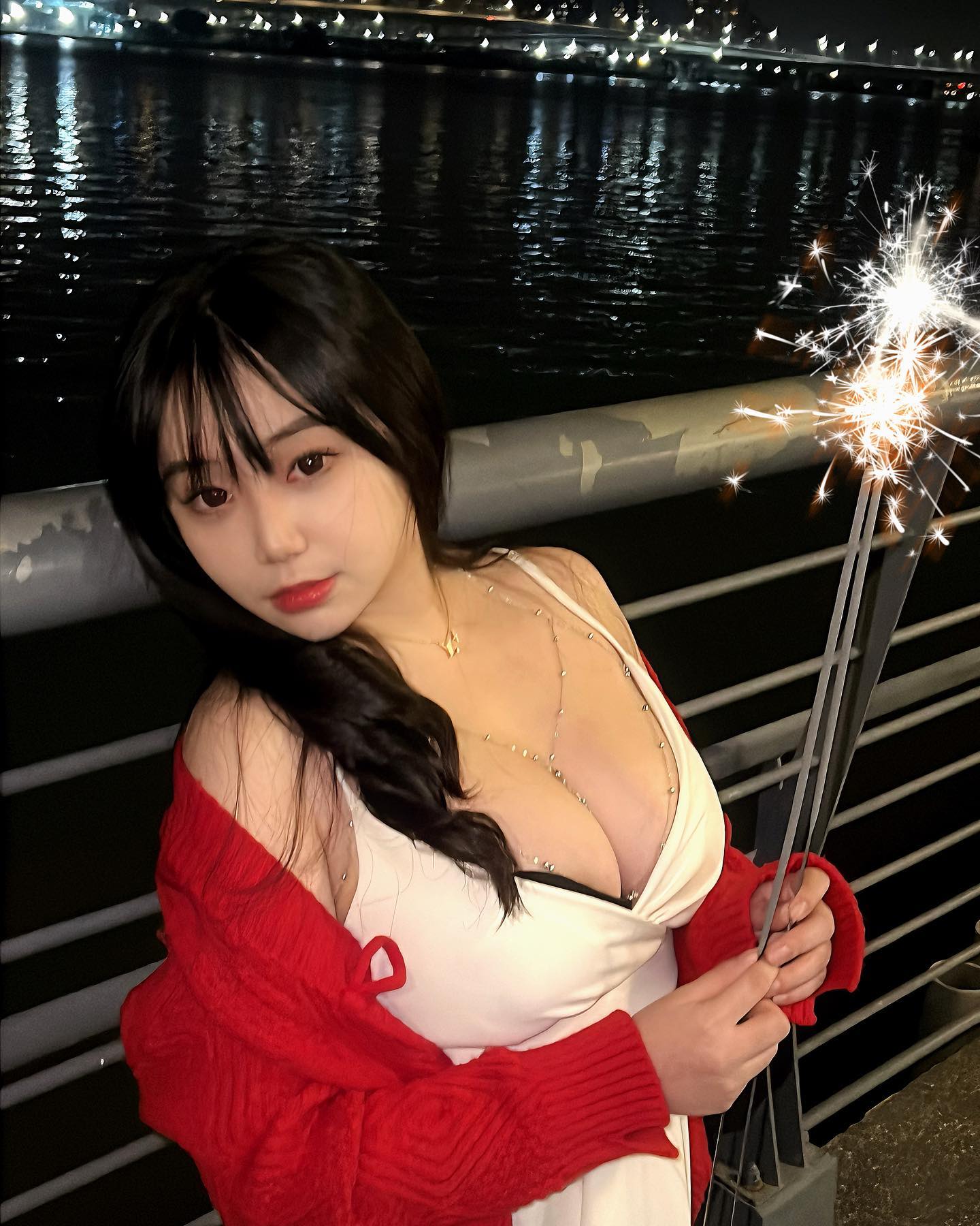 邊刮邊抖！巨乳正妹「小九九」過年第一刮，洋裝包不住F級乳波震盪！
