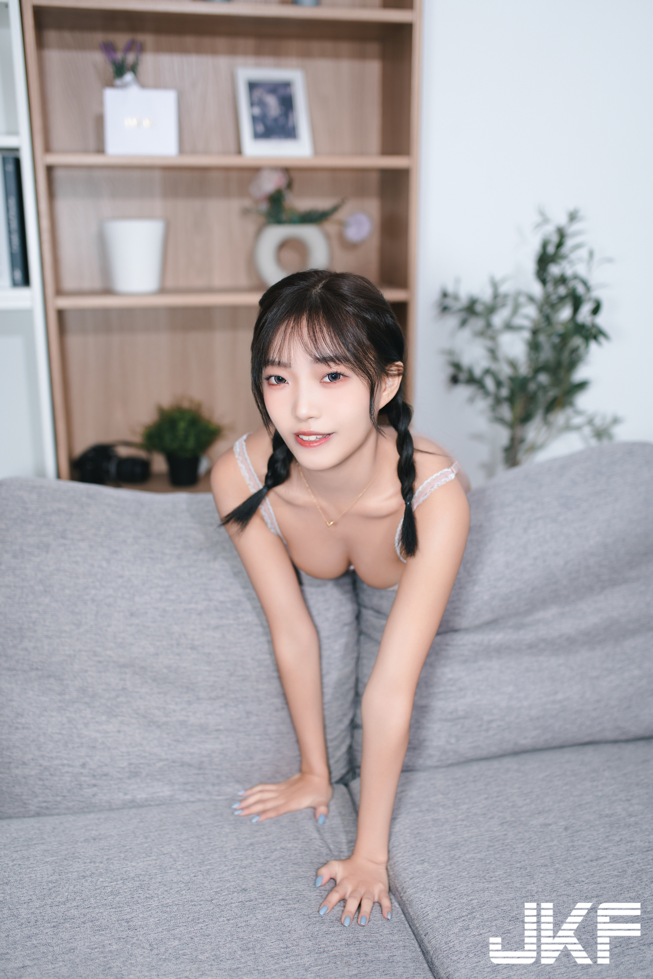 麻花辮美少女「Eva」透膚蕾絲內衣好誘惑！渾圓美乳側躺時快溢出！