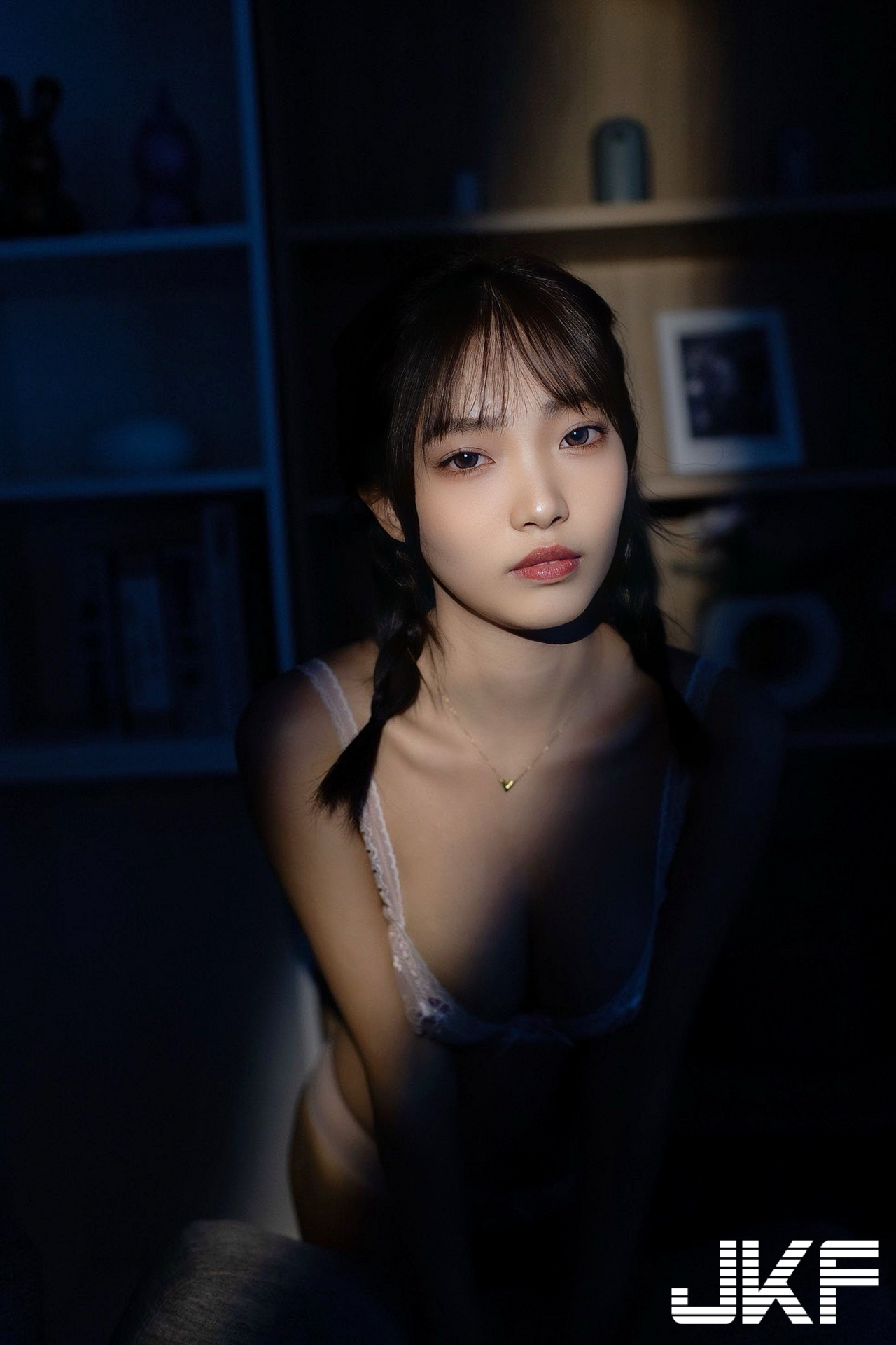麻花辮美少女「Eva」透膚蕾絲內衣好誘惑！渾圓美乳側躺時快溢出！