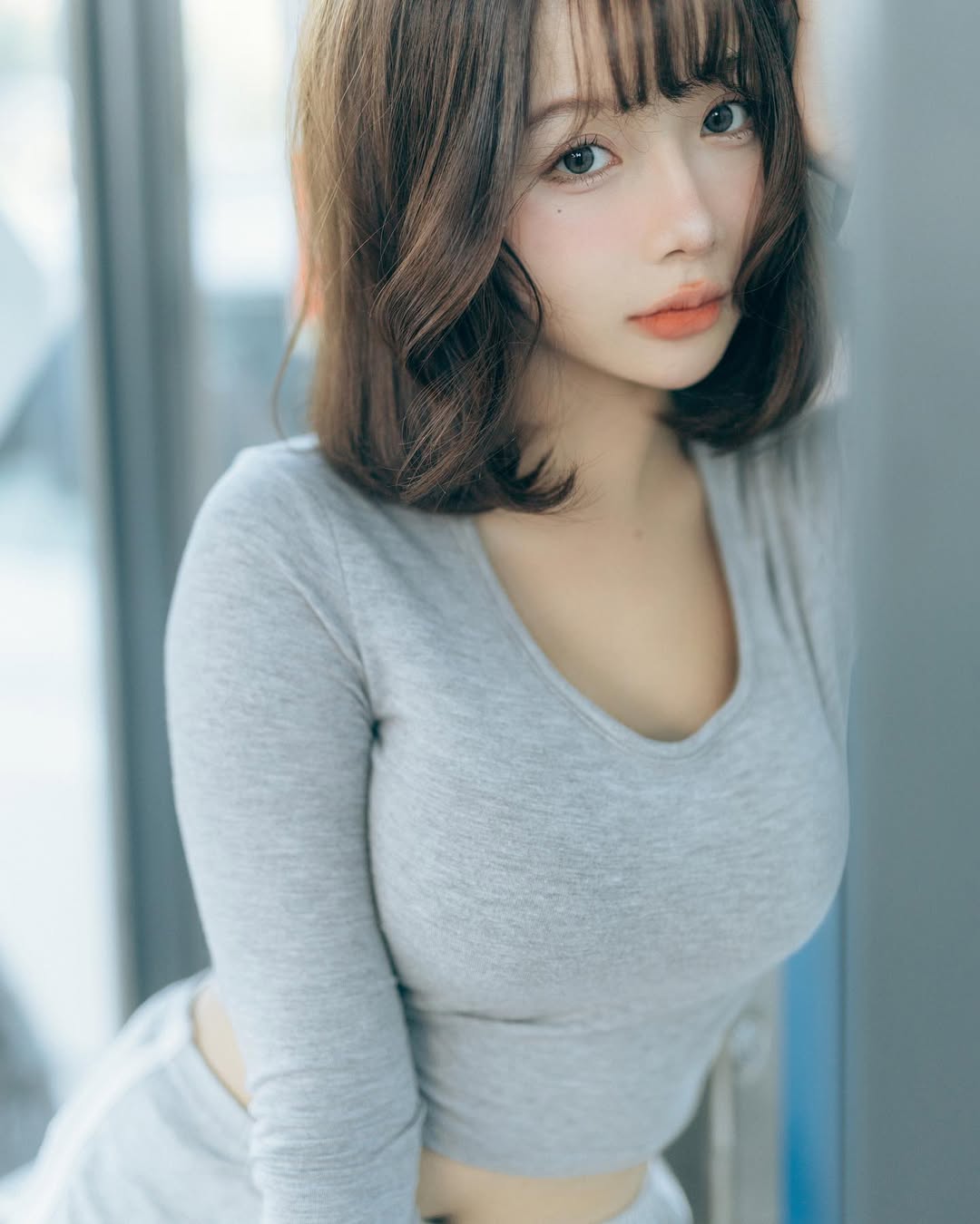 合法駕駛?童顏女學生「倩倩」甜上駕駛座,千萬粉絲搶上車!