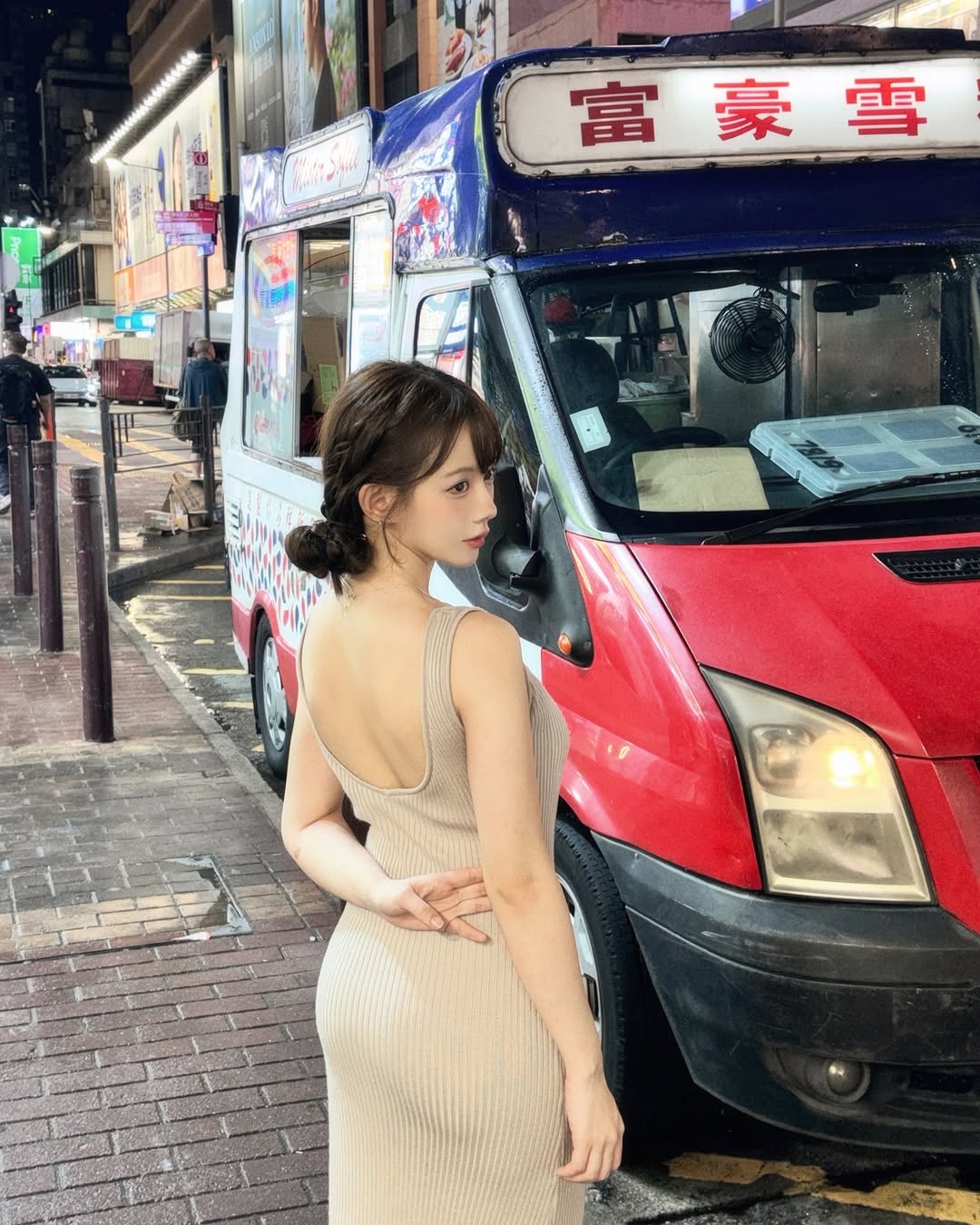 合法駕駛?童顏女學生「倩倩」甜上駕駛座,千萬粉絲搶上車!