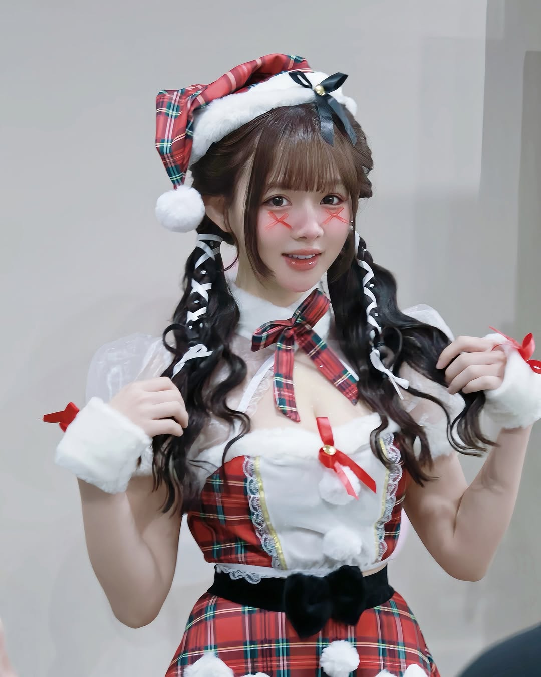 合法駕駛?童顏女學生「倩倩」甜上駕駛座,千萬粉絲搶上車!