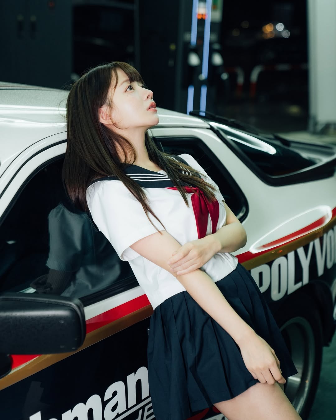 合法駕駛?童顏女學生「倩倩」甜上駕駛座,千萬粉絲搶上車!