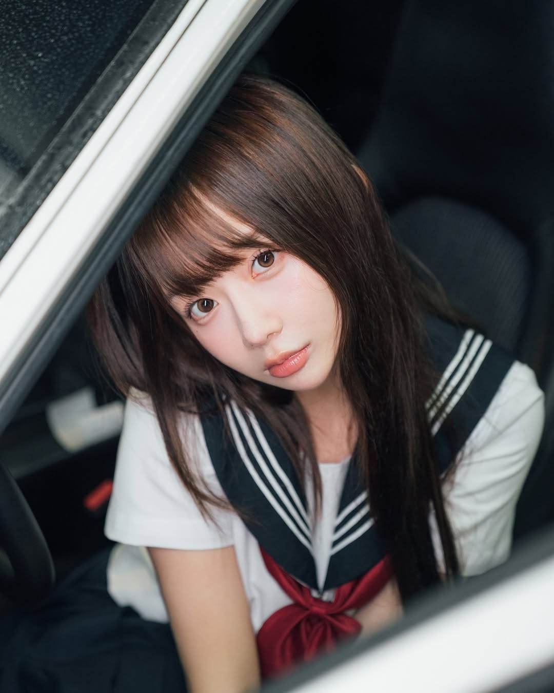 合法駕駛？童顏女學生「倩倩」甜上駕駛座，千萬粉絲搶上車！