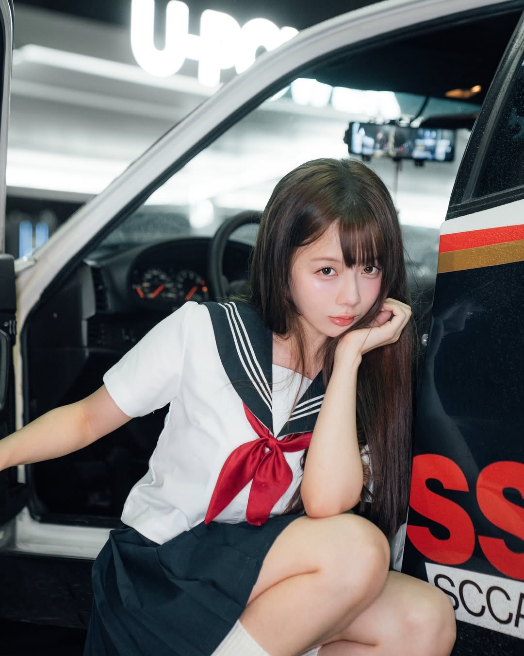 合法駕駛?童顏女學生「倩倩」甜上駕駛座,千萬粉絲搶上車!