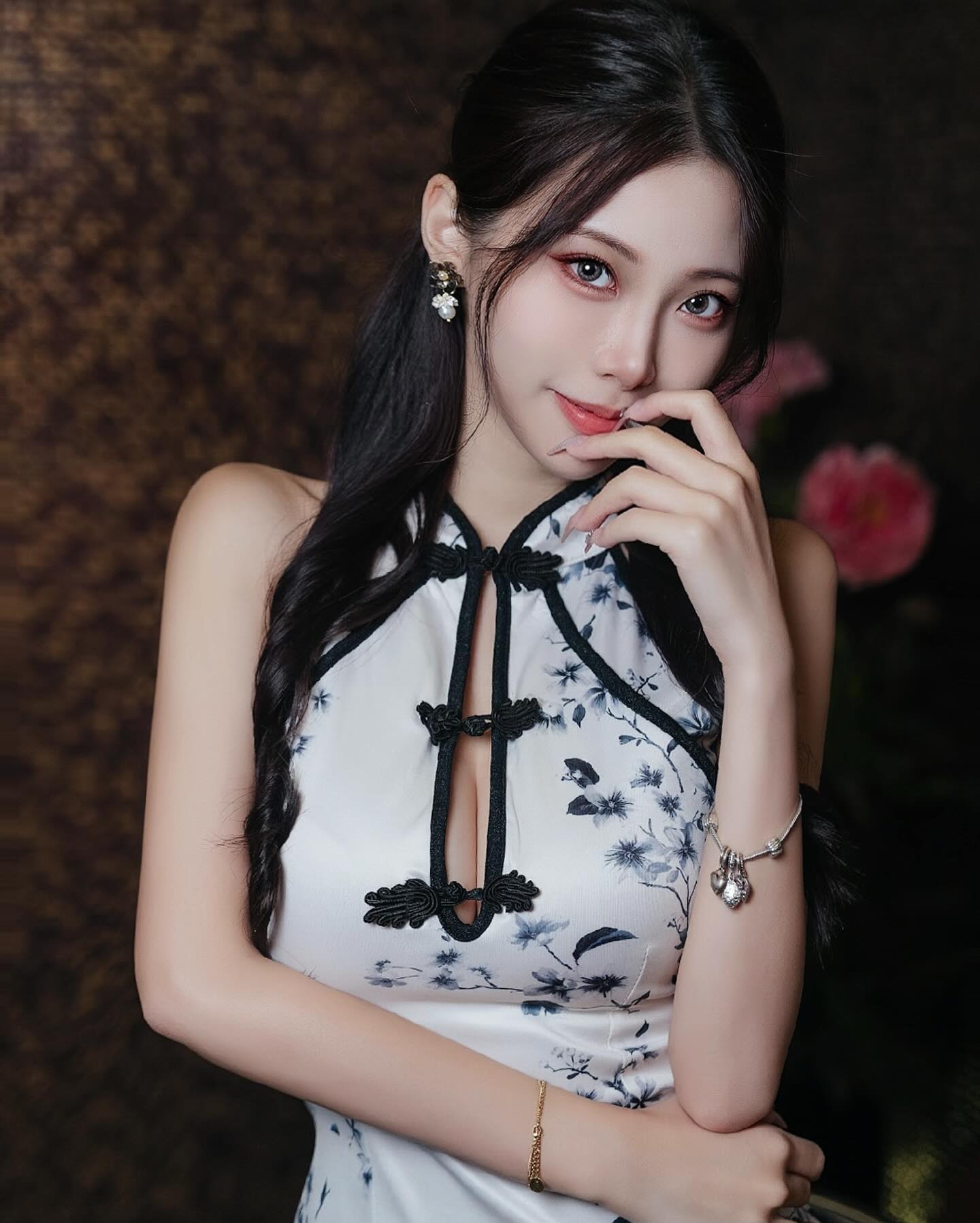 JVID 蛇年特別企劃「連身蕾絲女王」性感模特透膚蕾絲致命挑逗　火辣美腿曲線衝擊視覺