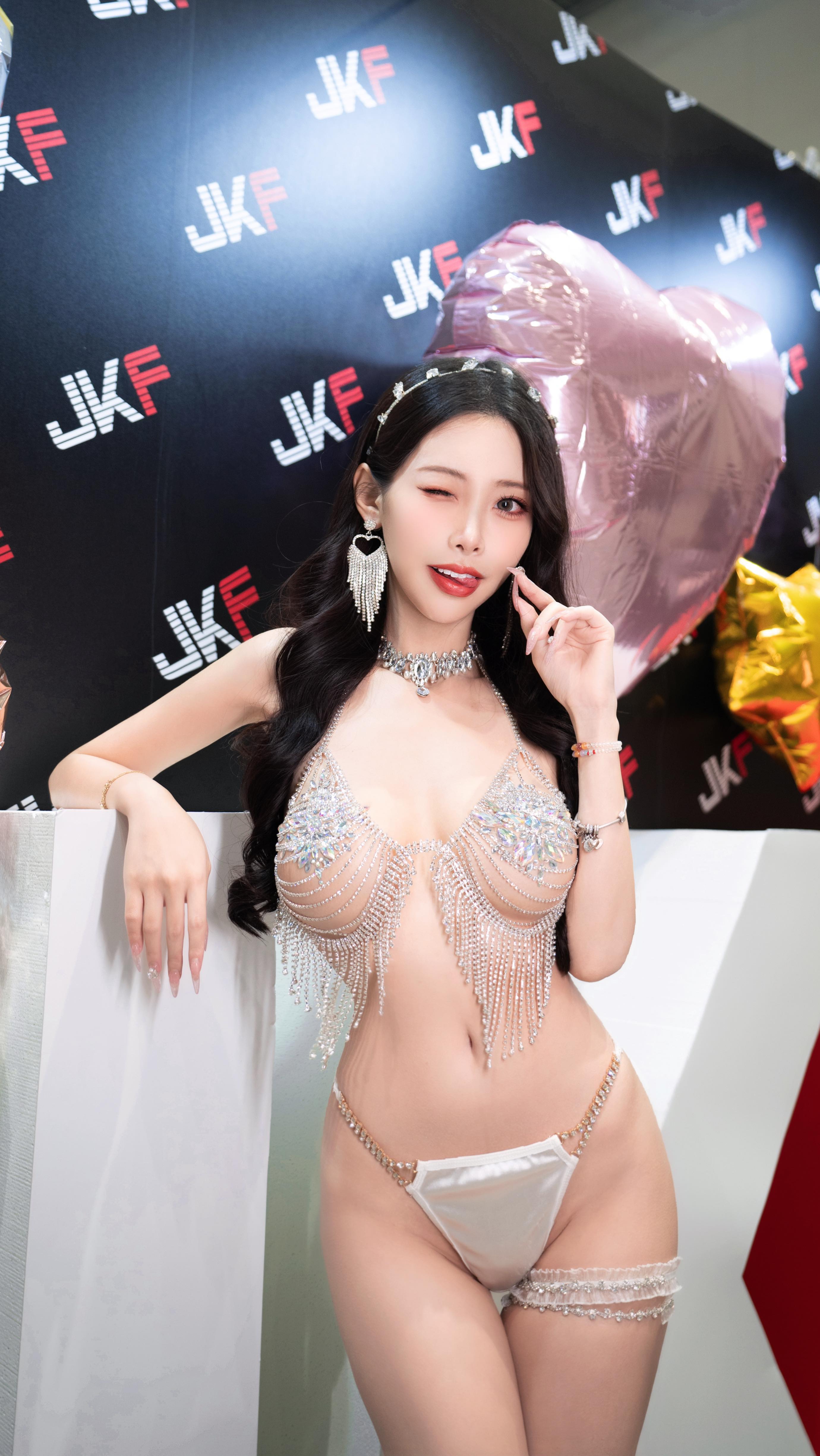 JVID 蛇年特別企劃「連身蕾絲女王」性感模特透膚蕾絲致命挑逗　火辣美腿曲線衝擊視覺