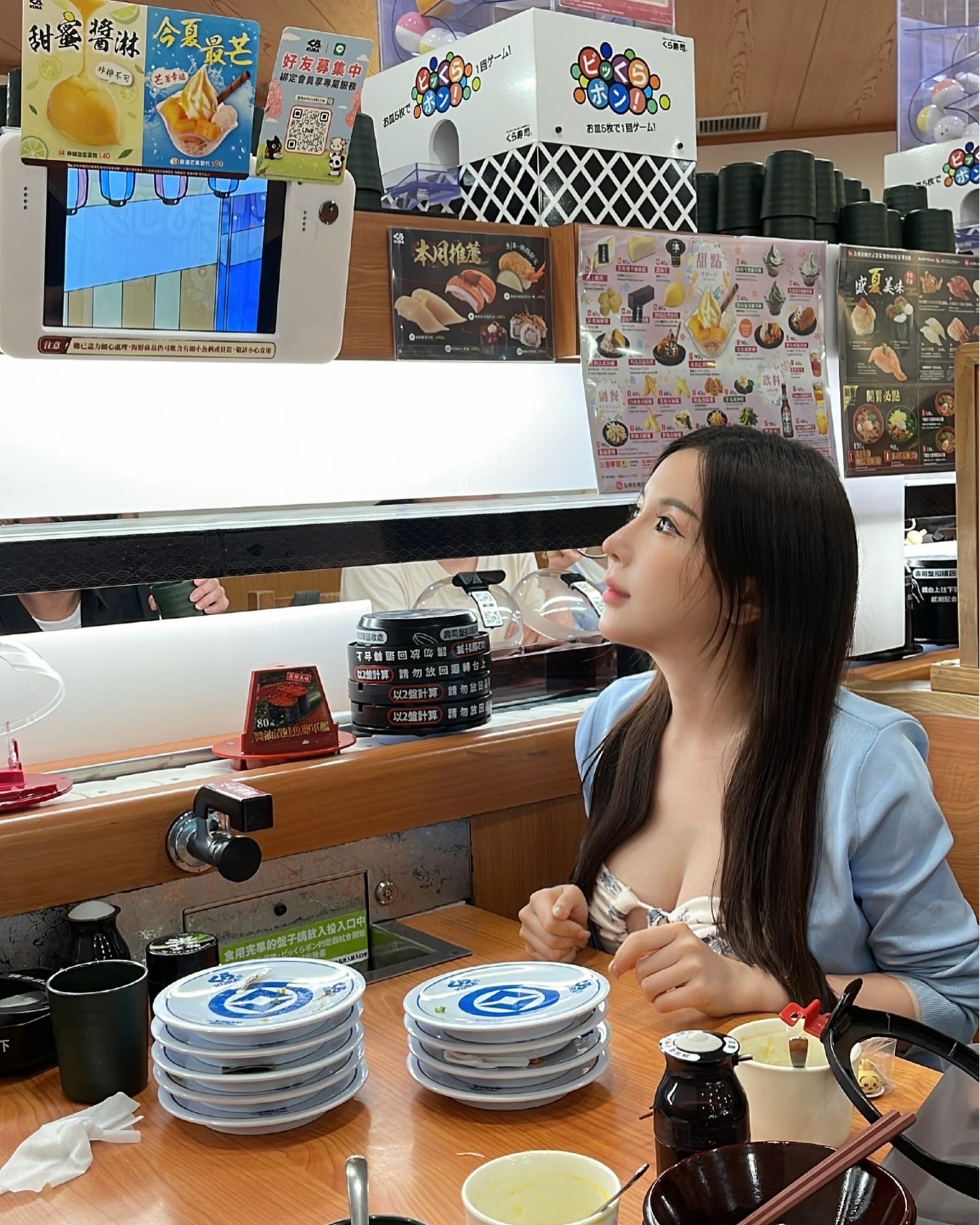 吃迴轉壽司遇到「白嫩巨乳正妹」，超豐滿雙球好搶眼！