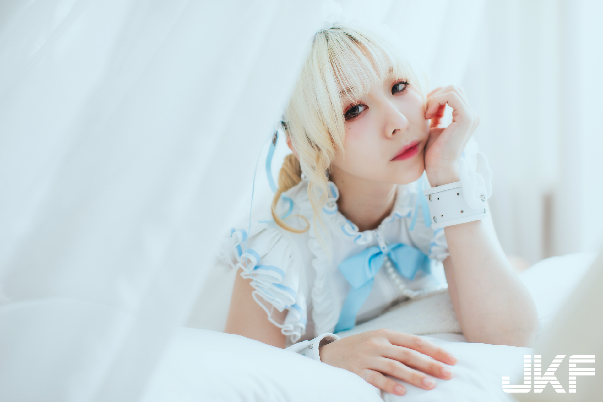 巨乳辣妹「黎菲兒」的惹火居家誘惑，「超飽滿南半球」太過雄偉！
