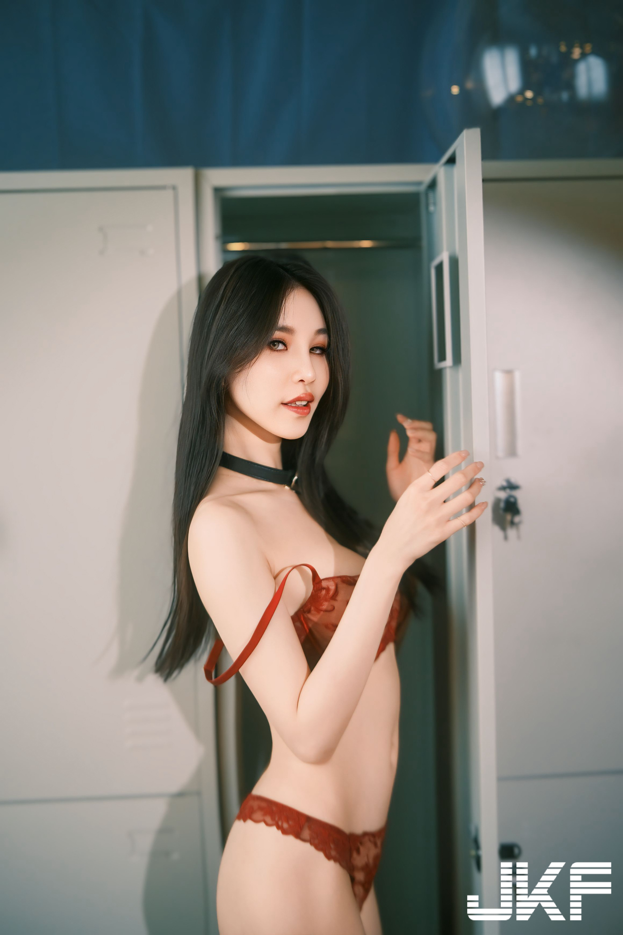 新年預熱！超魅惑長髮正妹「林翎」，紅蕾絲內衣秀「豐滿美乳＋翹臀」