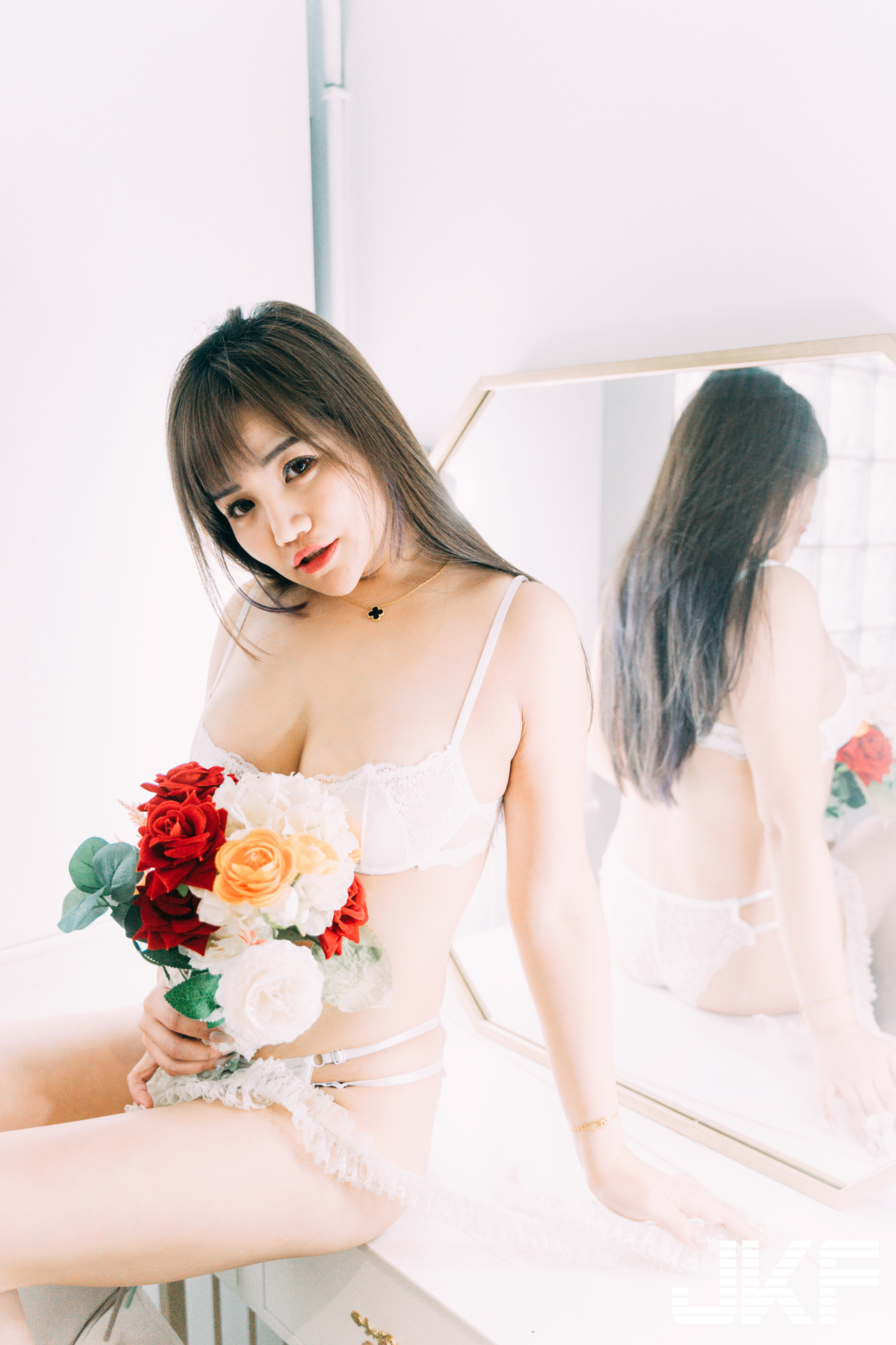 誘惑大眼正妹「米米Mia」美胸挑逗，「超渾圓的胸型」辣到極點！