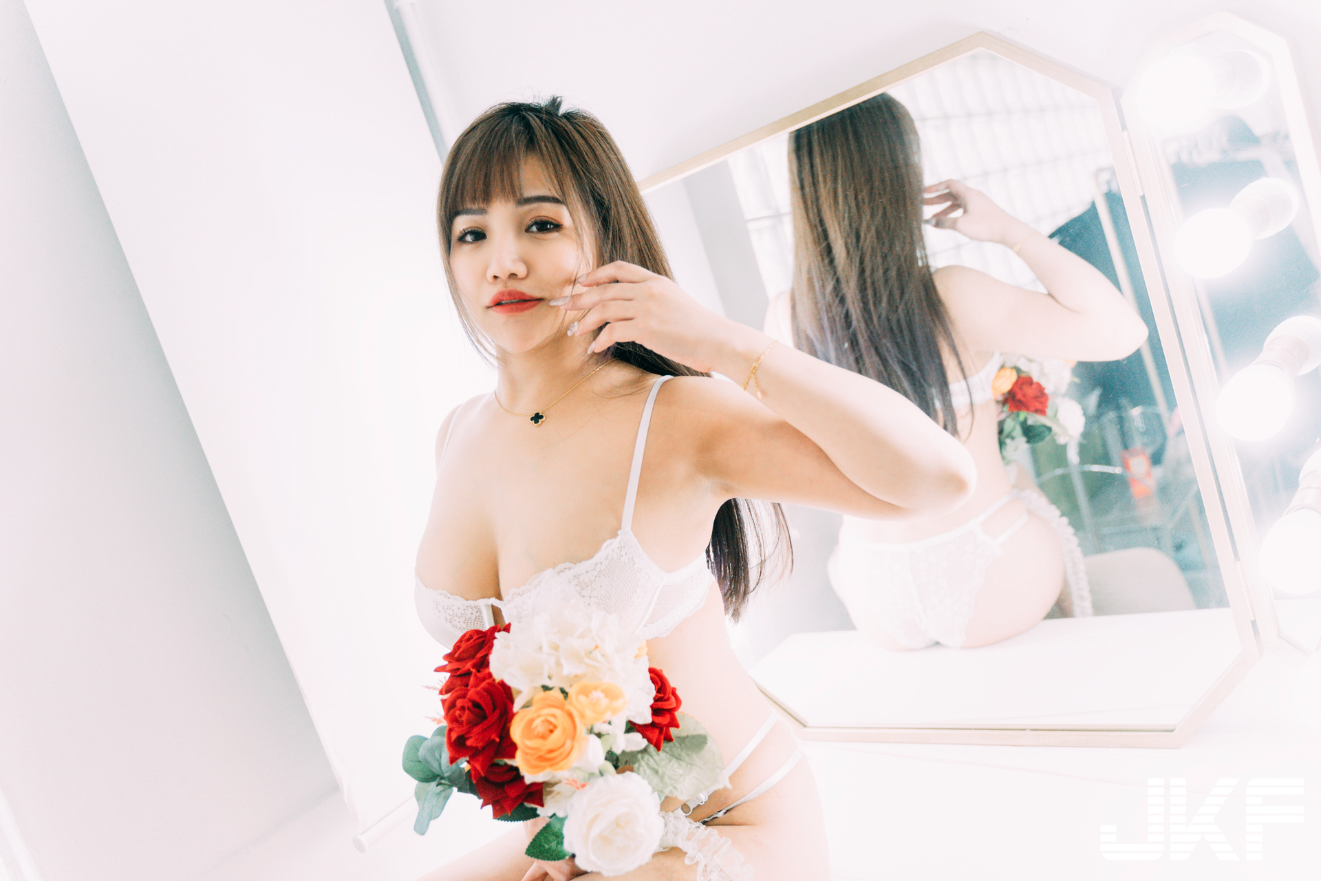 誘惑大眼正妹「米米Mia」美胸挑逗，「超渾圓的胸型」辣到極點！