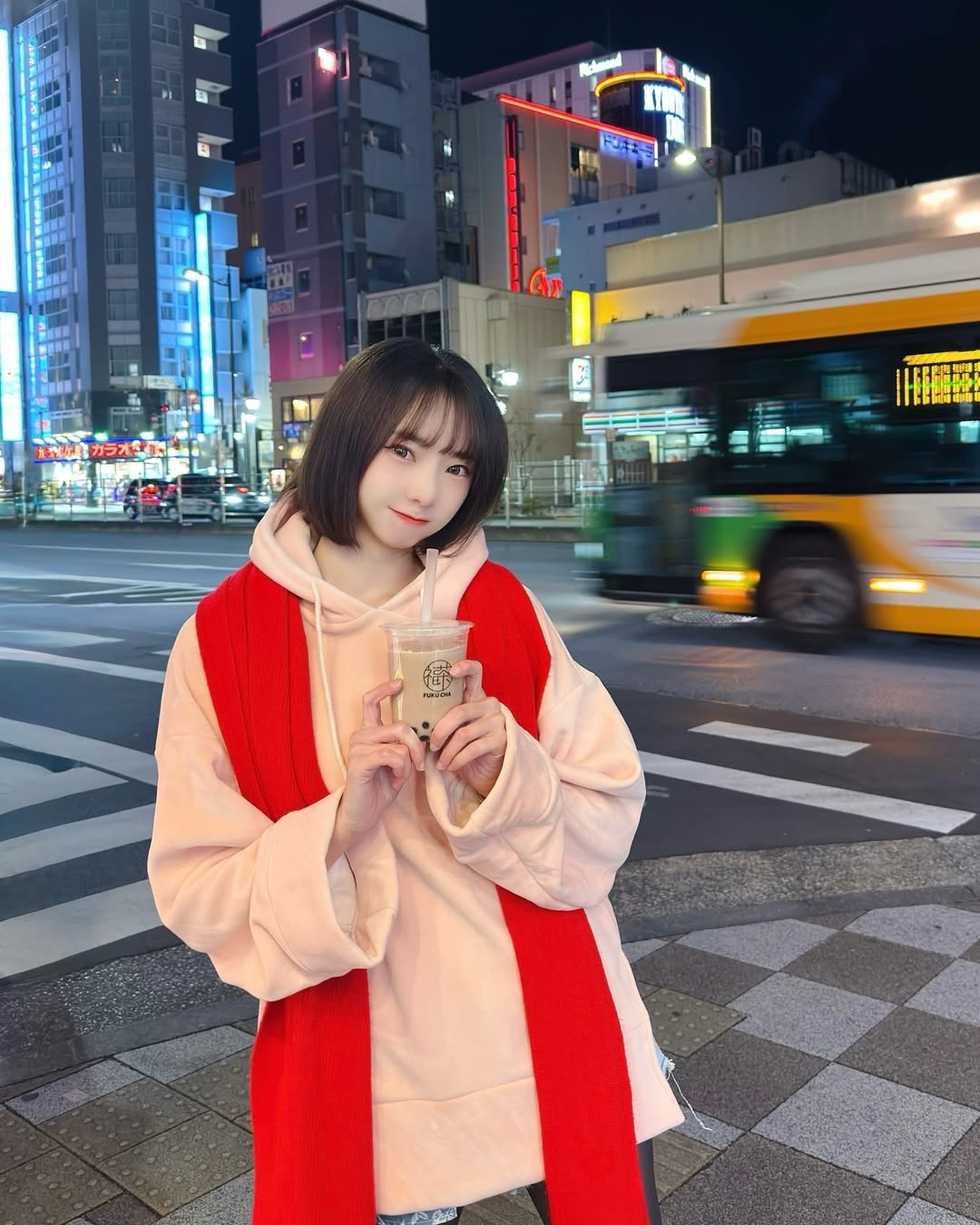 清甜女高生「優寶」美腿跨坐，「嘟嘴賣萌」學長一秒就融化