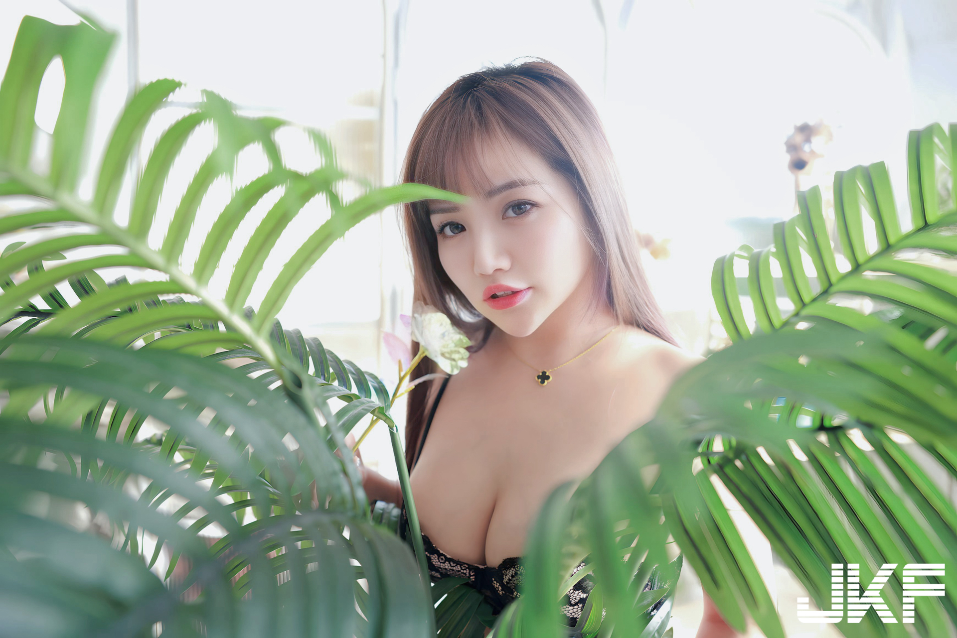 長髮辣妹「米米Mia」新春秀豪乳！看到「長輩」好有初二回娘家的感覺