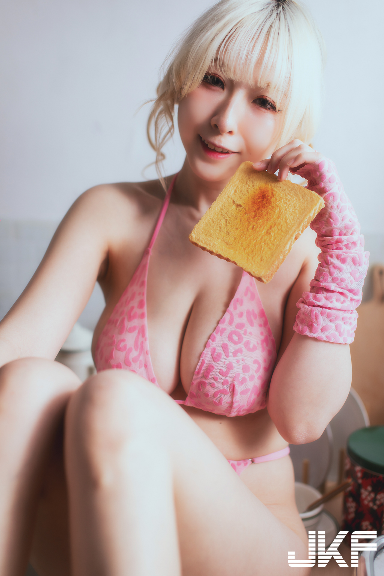 巨乳女友「黎菲兒」的甜蜜早餐！白嫩雙乳夾土司讓人口水直流！
