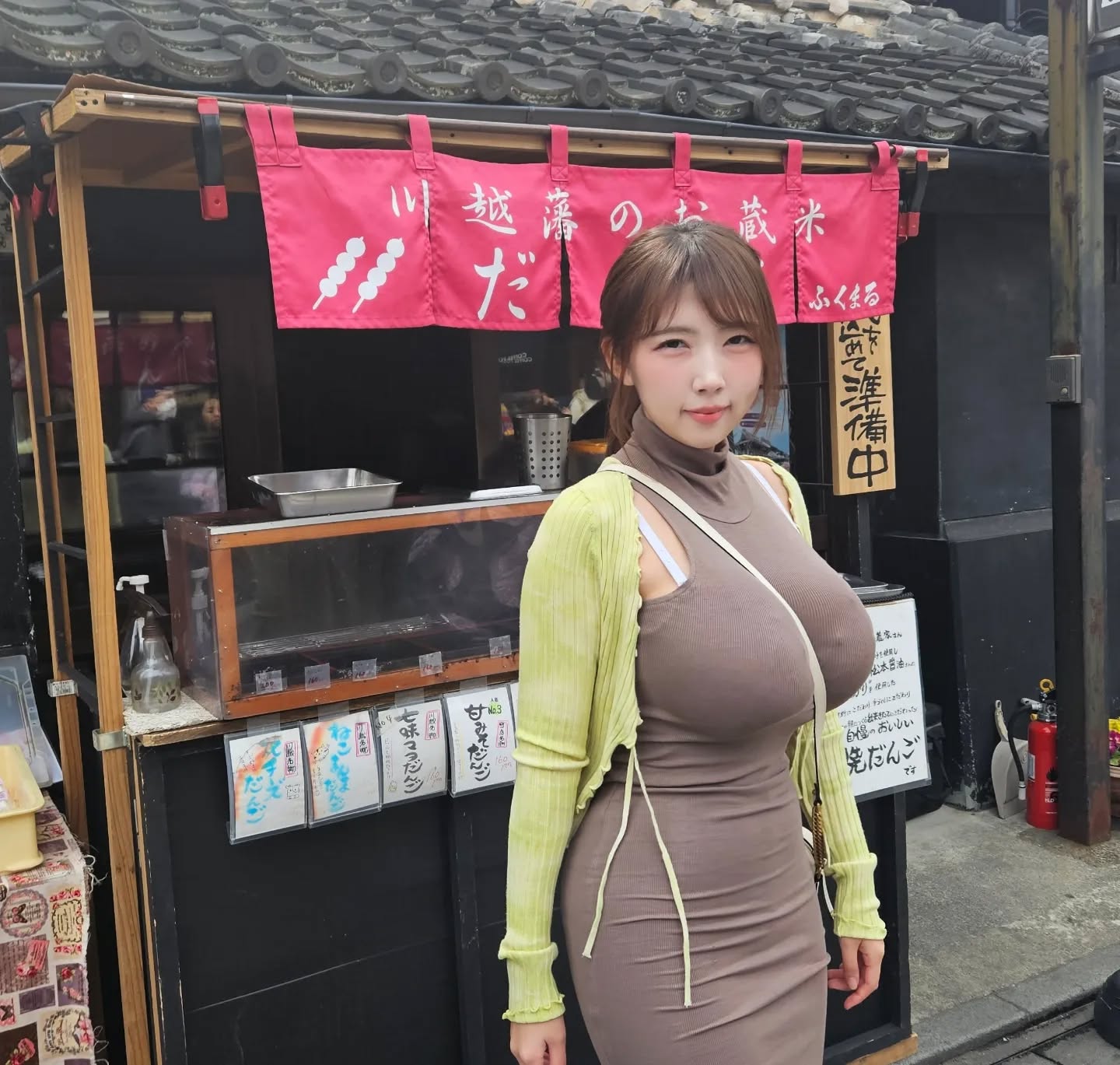 這個魷魚遊戲有點危險！紅衣人解開外套露出超嚇人「胸器」