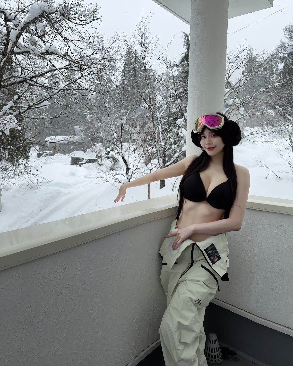 巨乳女神「Lena 莉娜」滑雪不忘曬美胸，大方秀37度腹肌給你靠