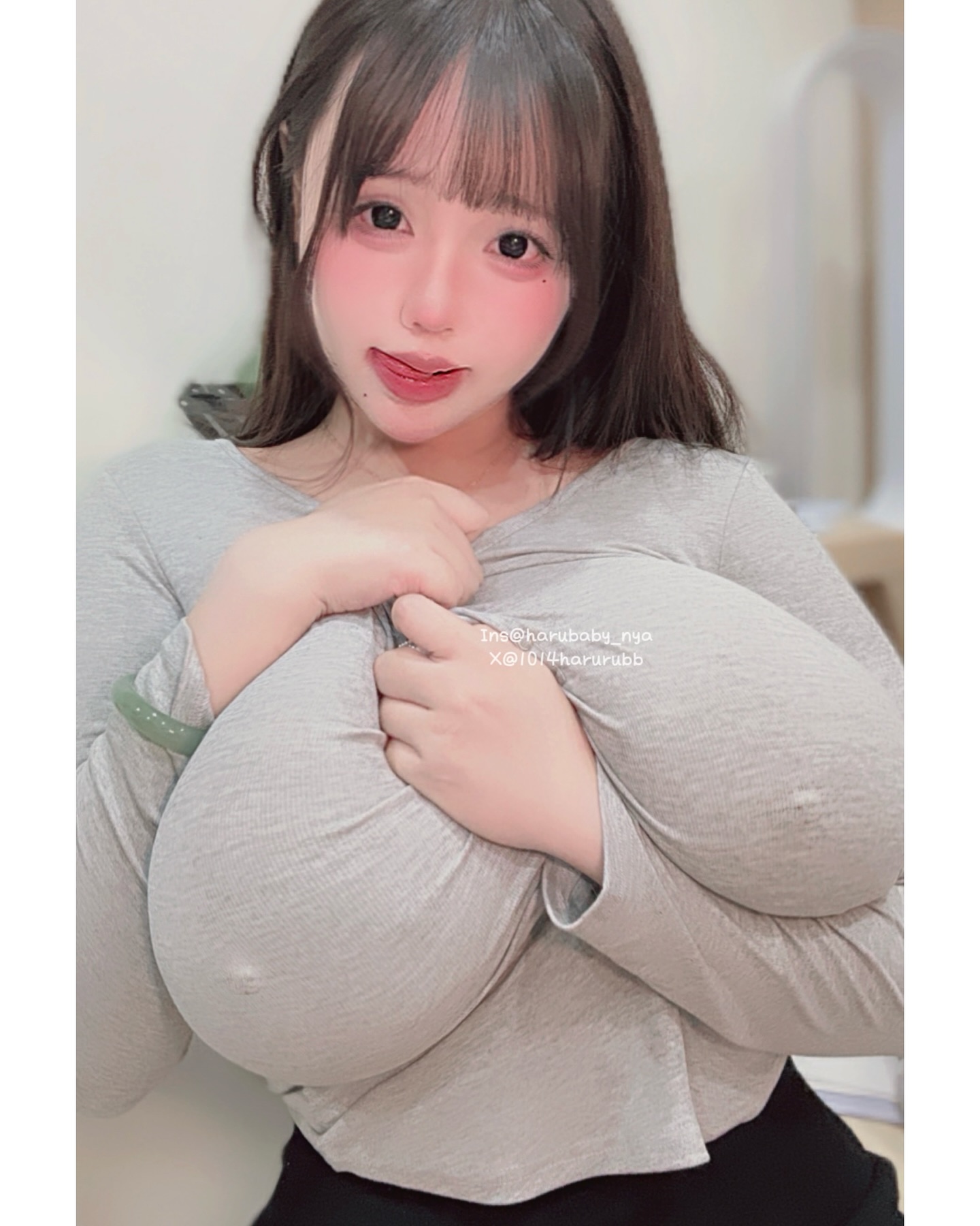 有這兩顆不用枕頭！「超狂巨乳妹」M罩杯捧胸前，「豐滿柔軟」到以為是抱枕