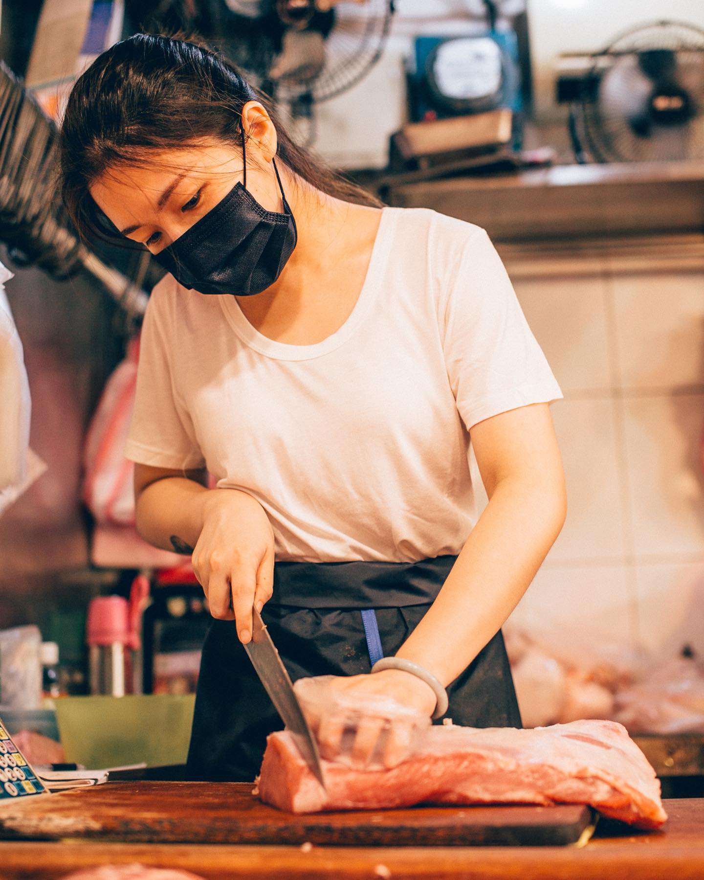 東門市場老牌肉舖老闆娘超甜　高顏值臉蛋被譽為「市場西施」