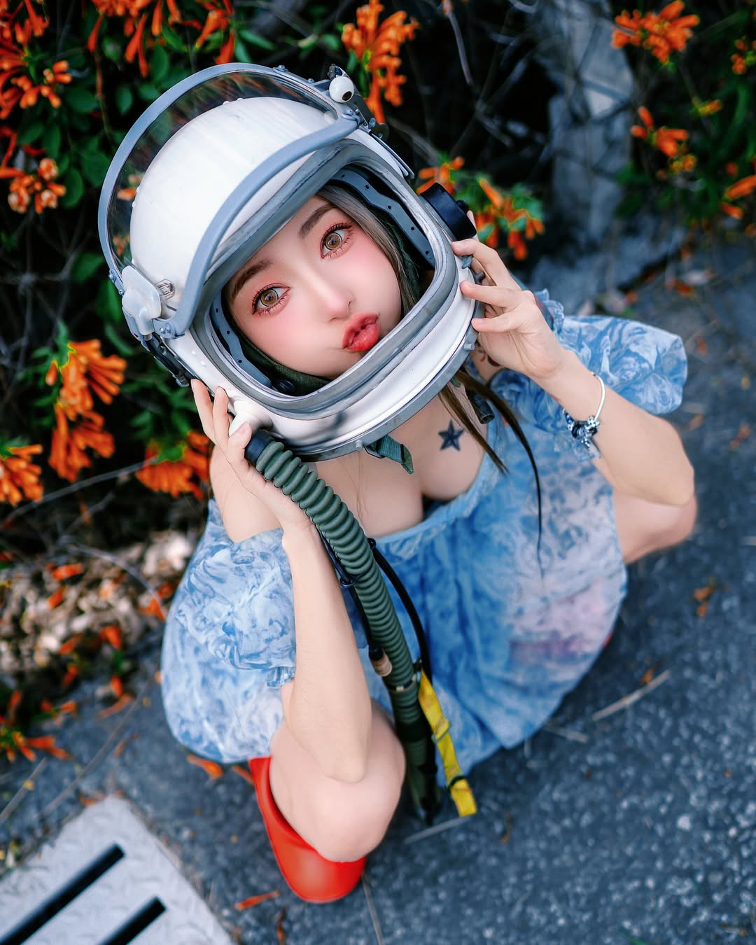 原子小甜妹「飄哥」藏炮仗花間，「可愛笑顏」讓全民都戀愛！