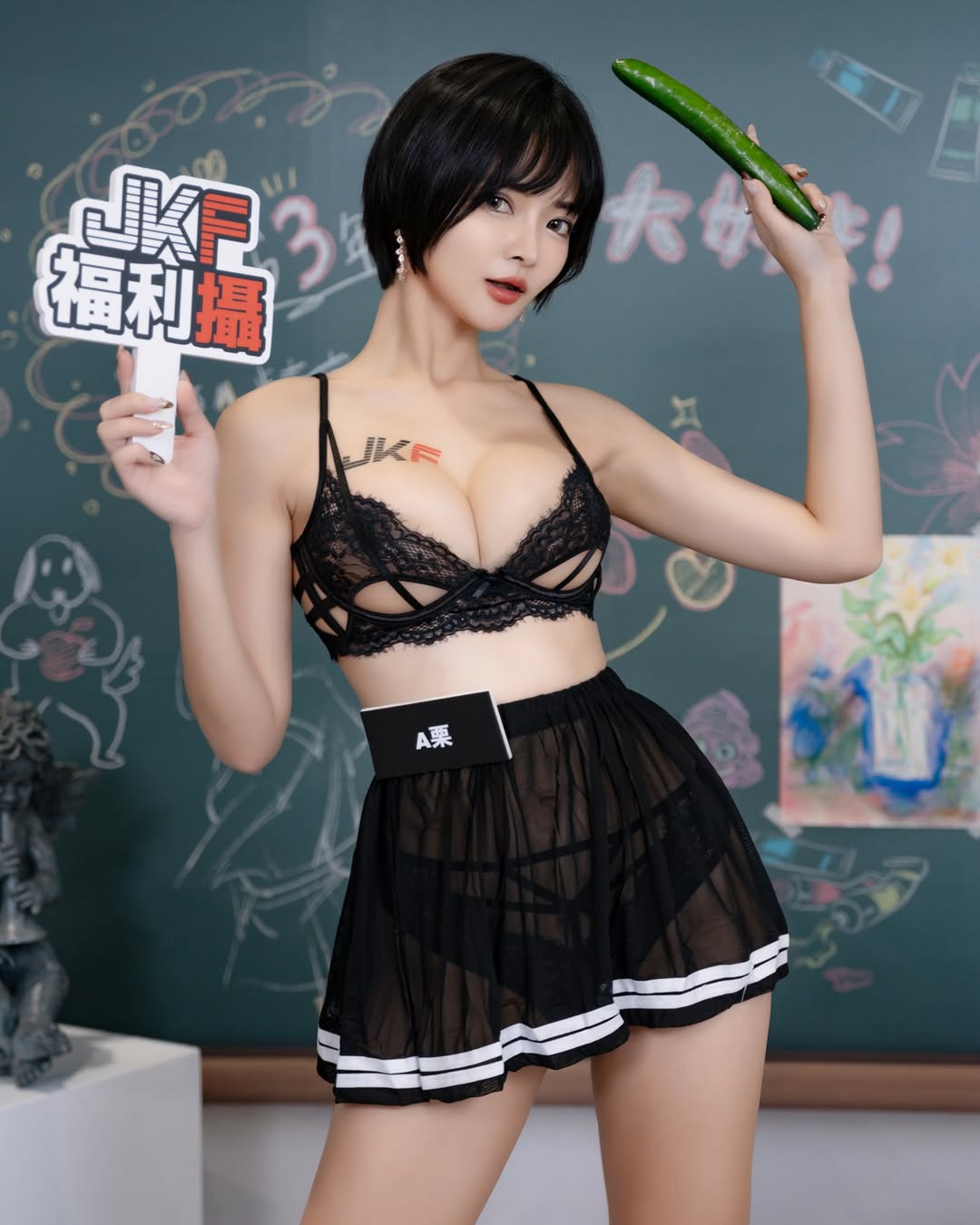 短髮女僕「A栗」下午偷閒賣性感，「絲襪長腿」邀約喝一杯！