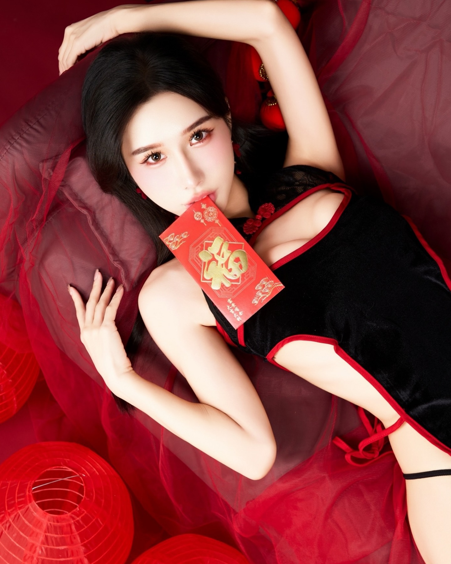 這樣穿旗袍也太辣！氣質女神「夢夢」白嫩美體外露，美乳翹臀通通有！