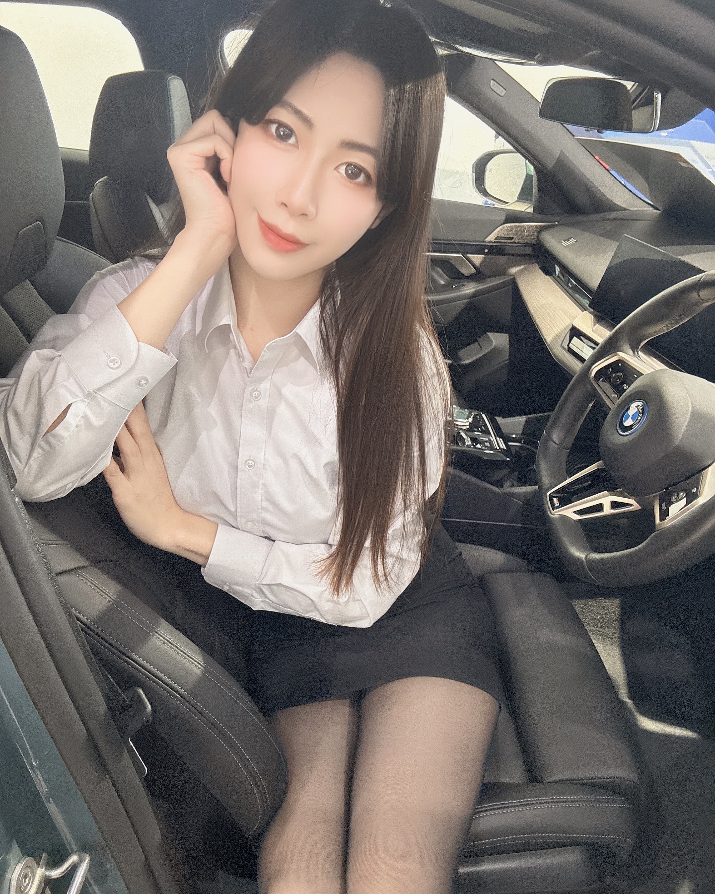 揪團換車！BMW中古車正妹業務露修長黑絲襪美腿催買氣